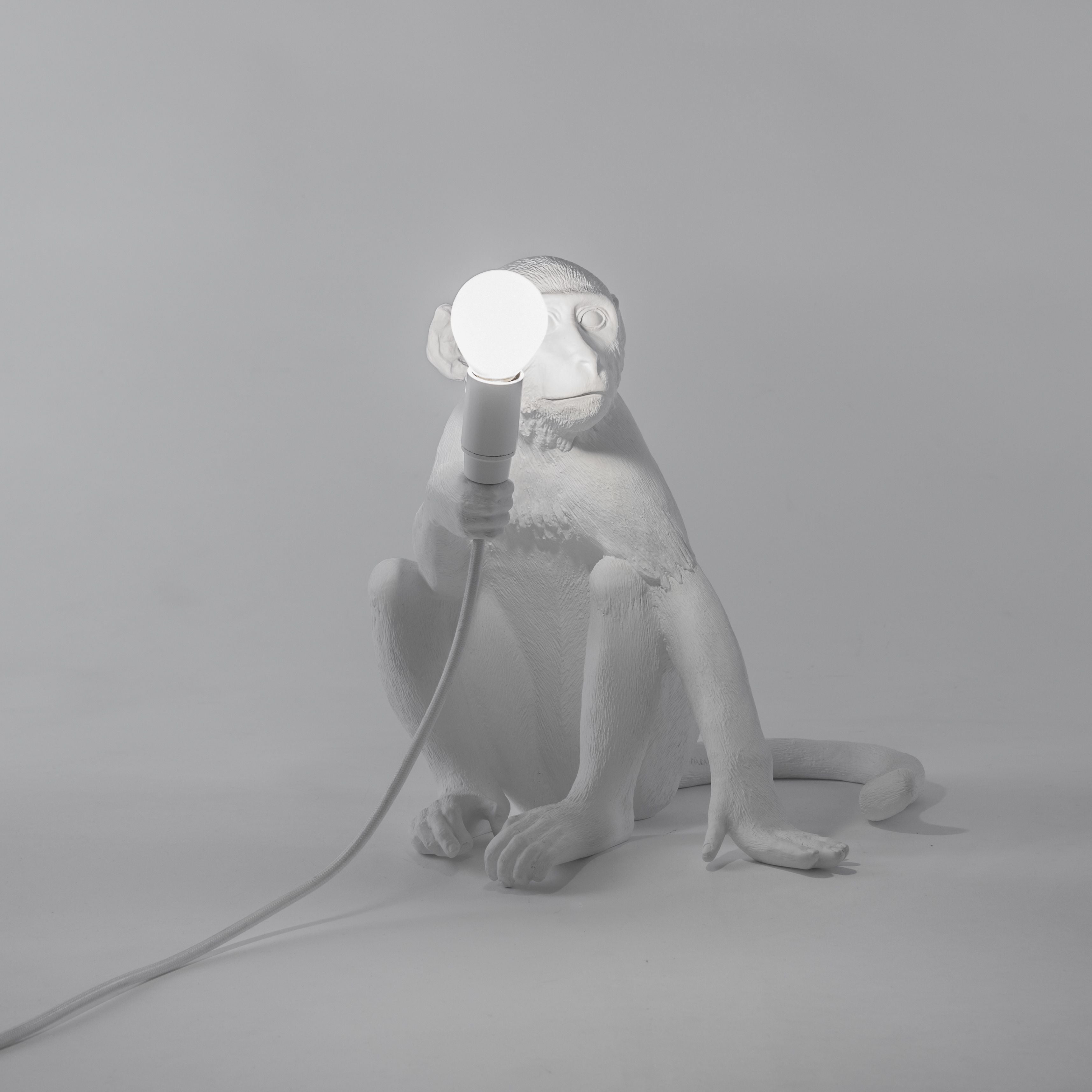 Seletti Monkey Indoor Lamp White, der sidder