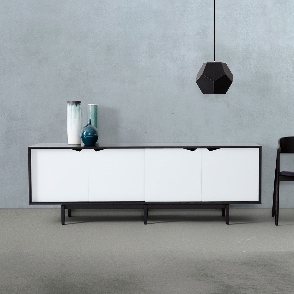 Andersen Furniture S1 Sidan Svart, vita dörrar, 200 cm