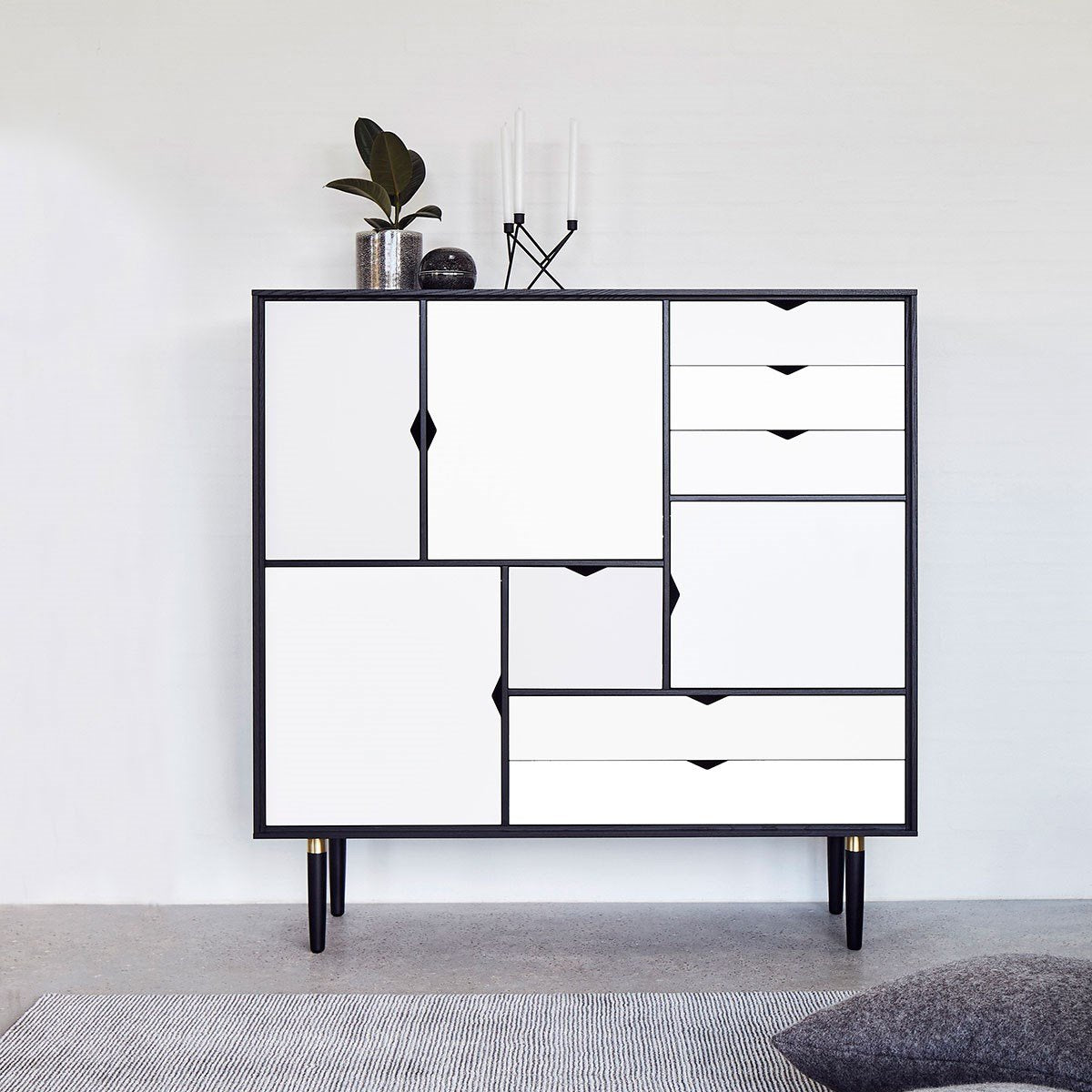 Andersen Furniture S3 Skab Sort, Hvide Fronter