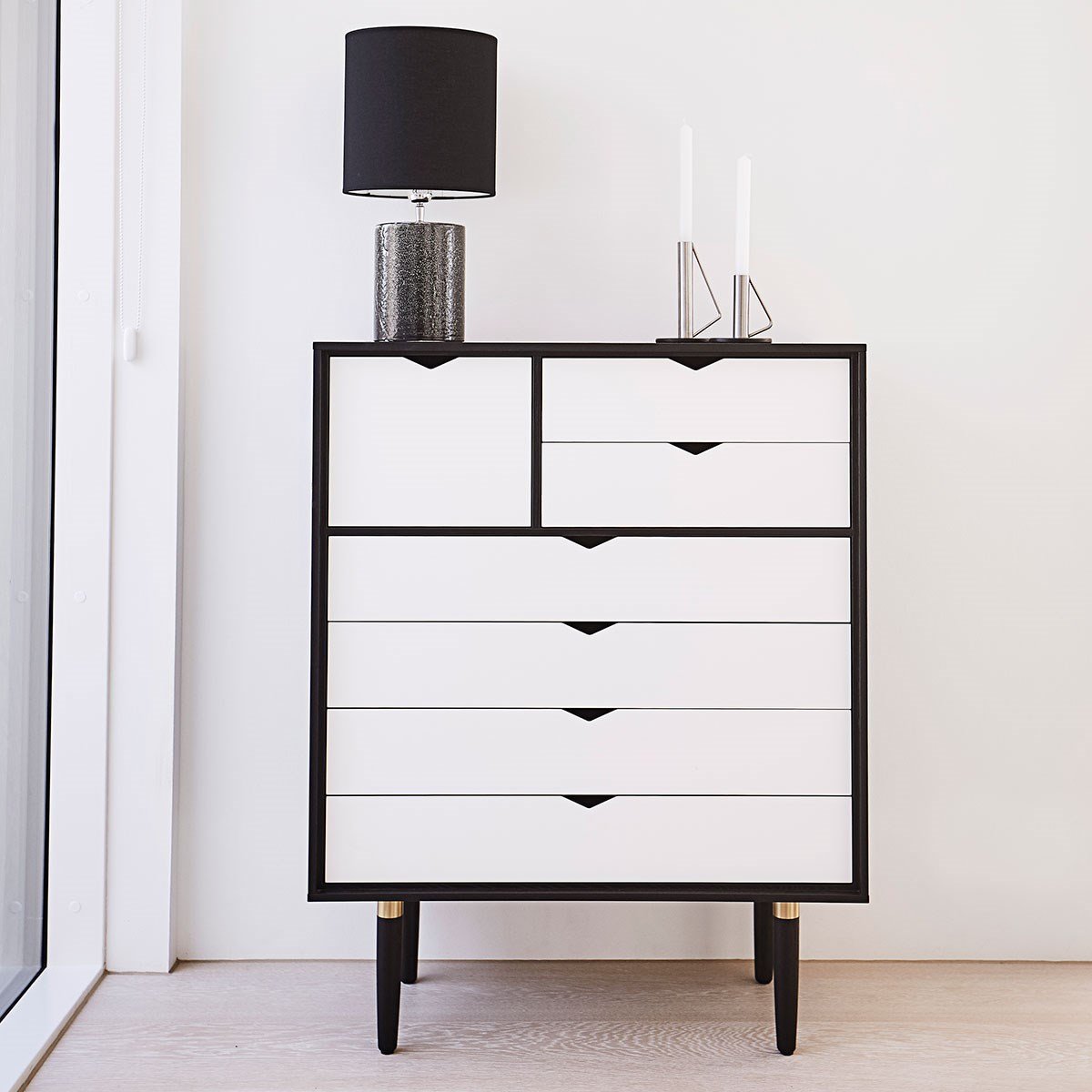 Andersen Furniture S8 byrå svart, vit front