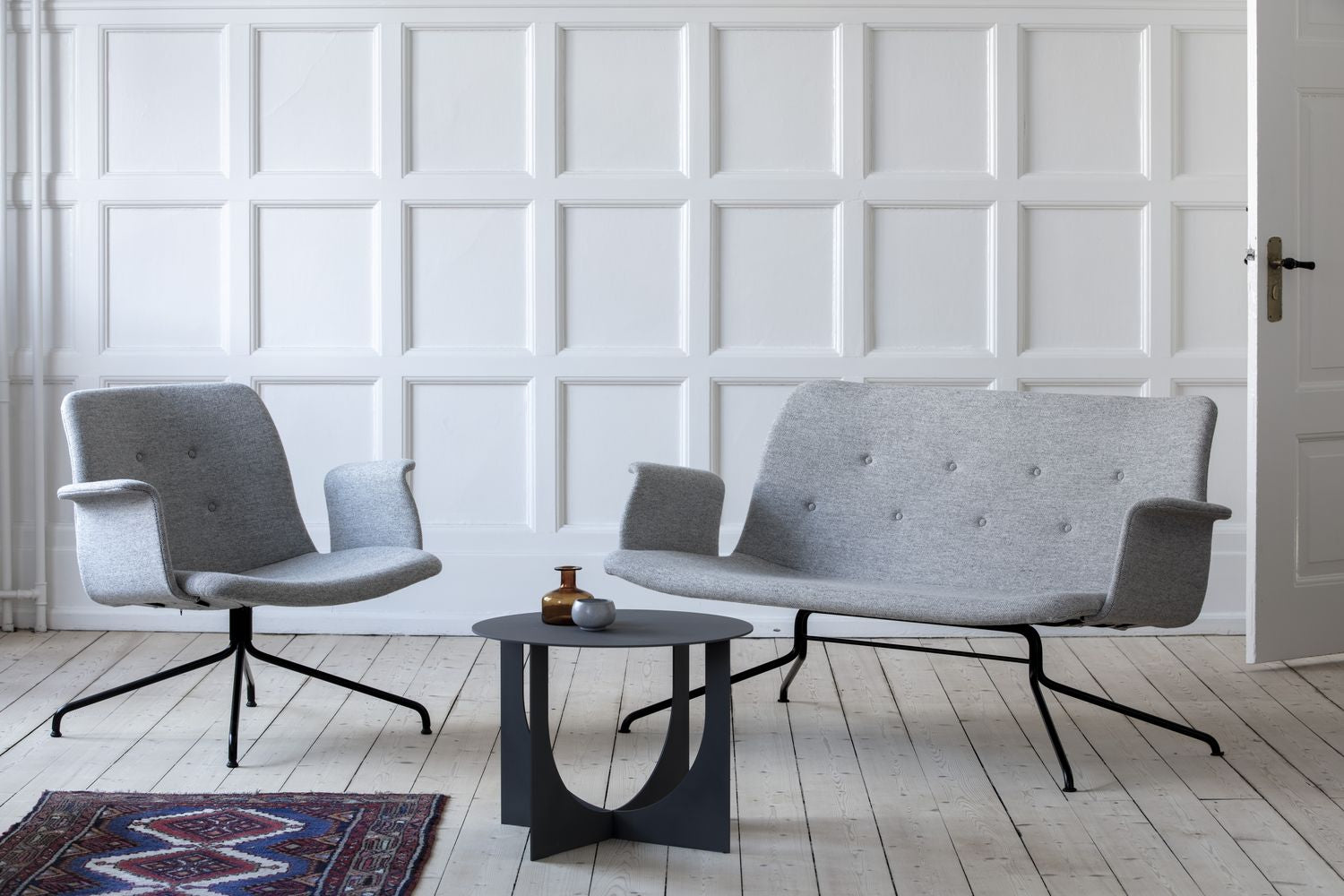 Bent Hansen Primum Lounge Chair med Armlæn, Sort Stel/Cognac Adrian Læder