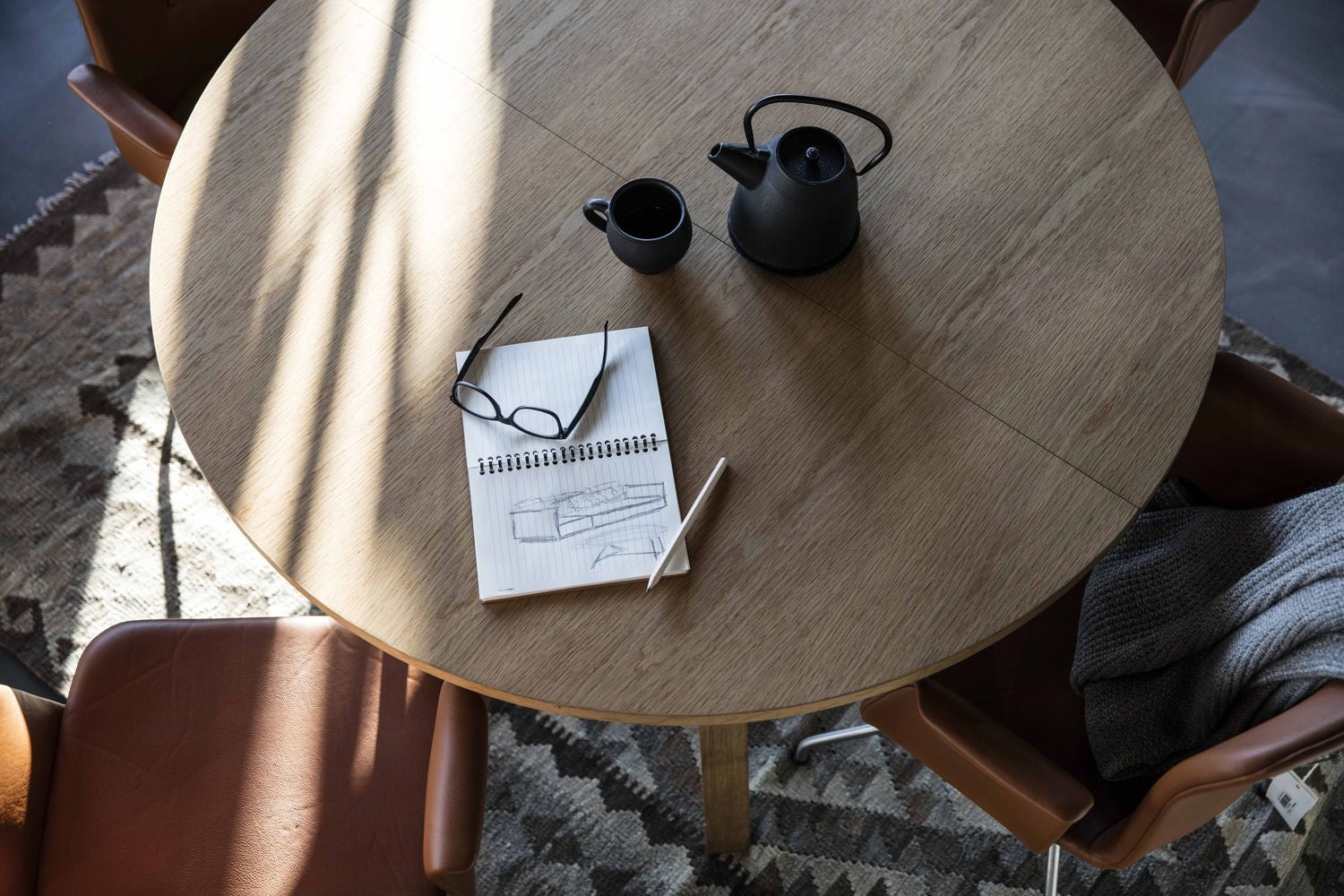 Bent Hansen Primumbord, bordsben i matt lackerad ek/bänkskiva i ekfanér