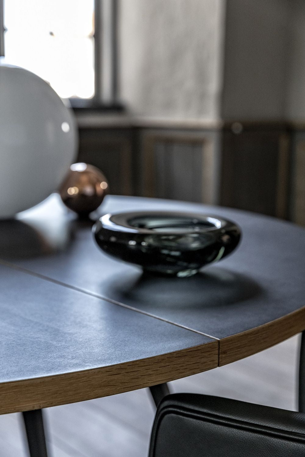 Bent Hansen Primumbord, bordsben i svart pulverbelagd stål/bänkskiva i svart linoleum