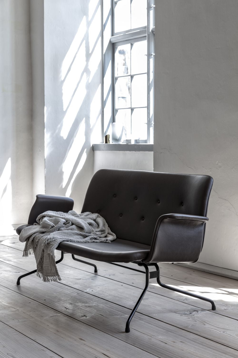 Bent Hansen Primum 2-sits soffa med armstöd, ram i svart pulverbelagd stål/cognac Adrian läder