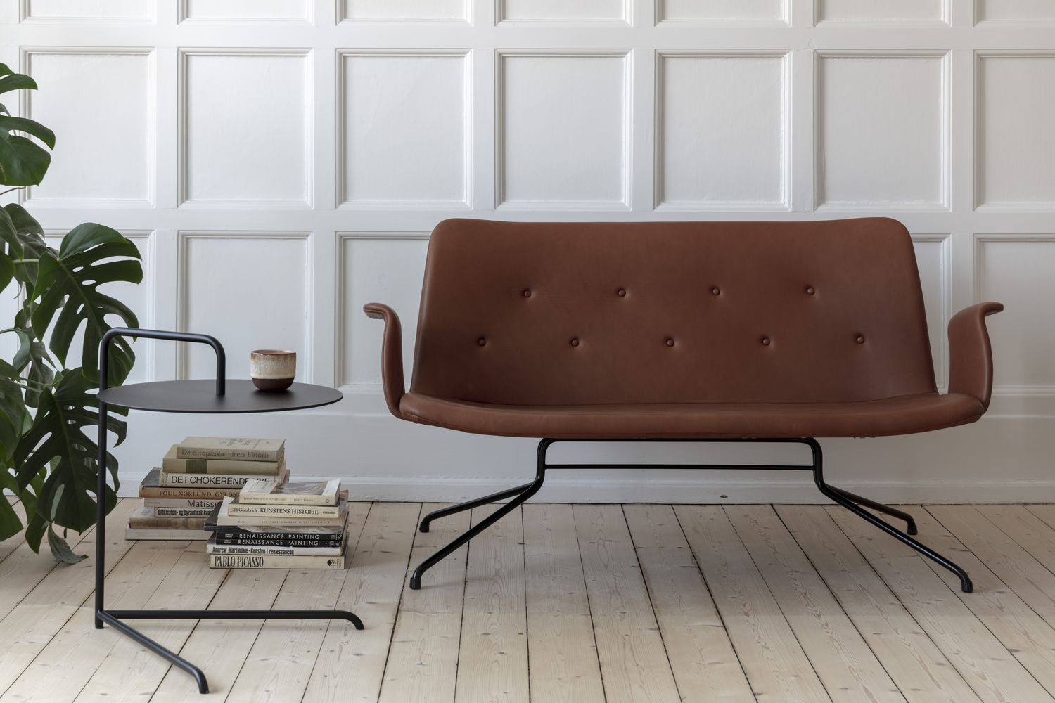 Bent Hansen Primum 2-sits soffa utan armstöd, ram i svart pulverbelagd stål/cognac Adrian läder