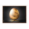 Brainchild Egg Figure Cross -format -affisch, ram i mörkt trä 70x100 cm, svart