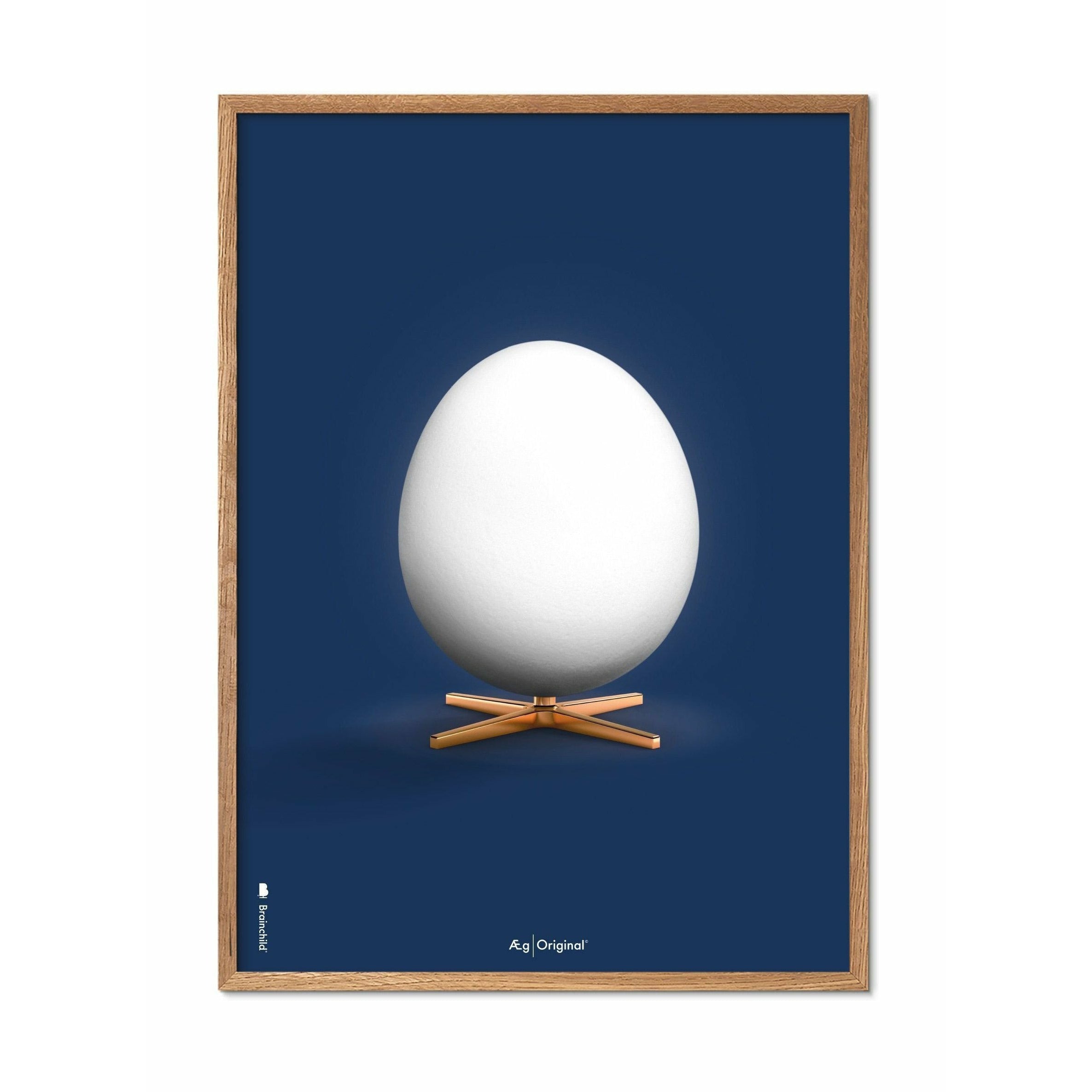 Brainchild Egg Classic Affisch, ram i lätt trä 30x40 cm, mörkblå bakgrund