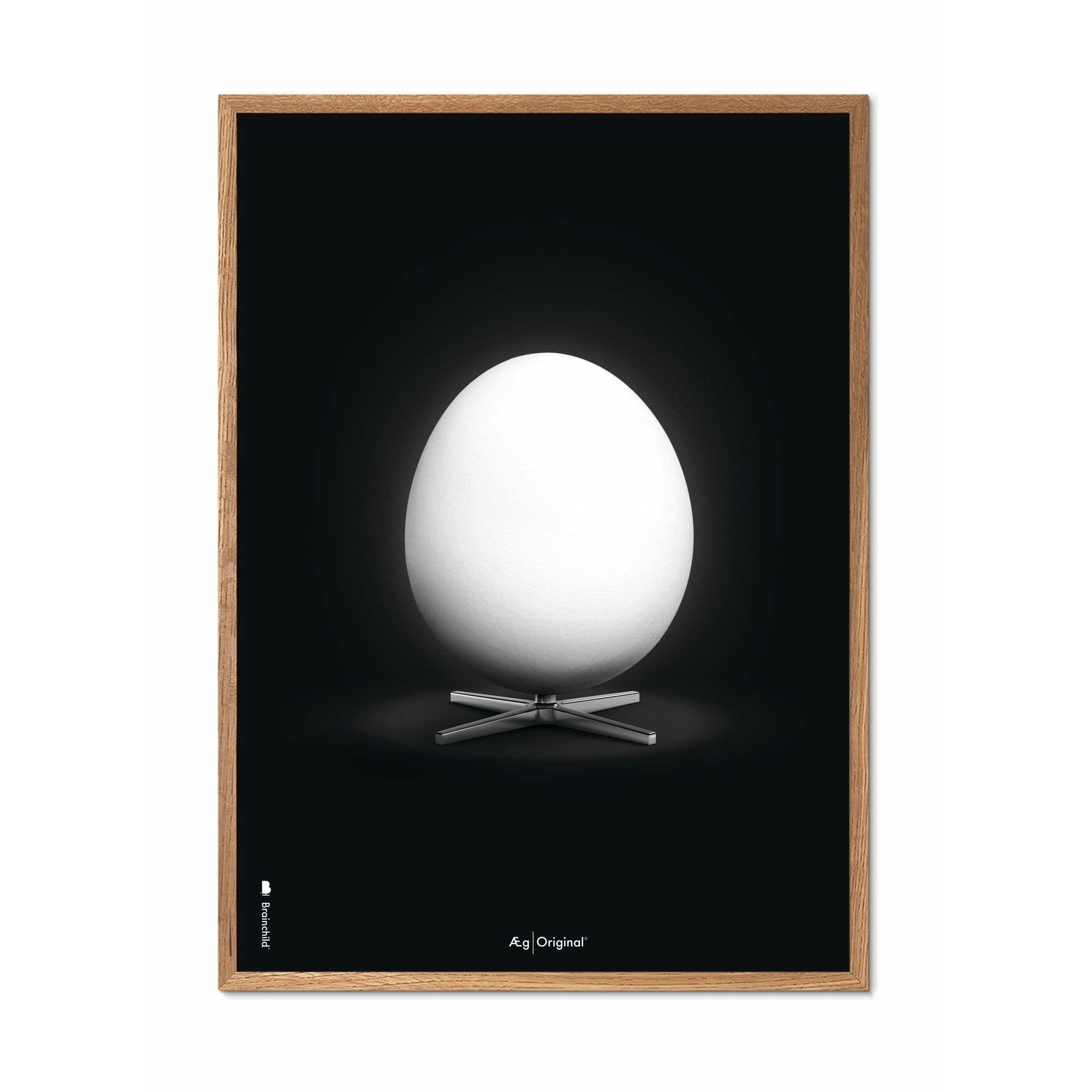 Brainchild Egg Classic Affisch, ram i lätt trä 70x100 cm, svart bakgrund