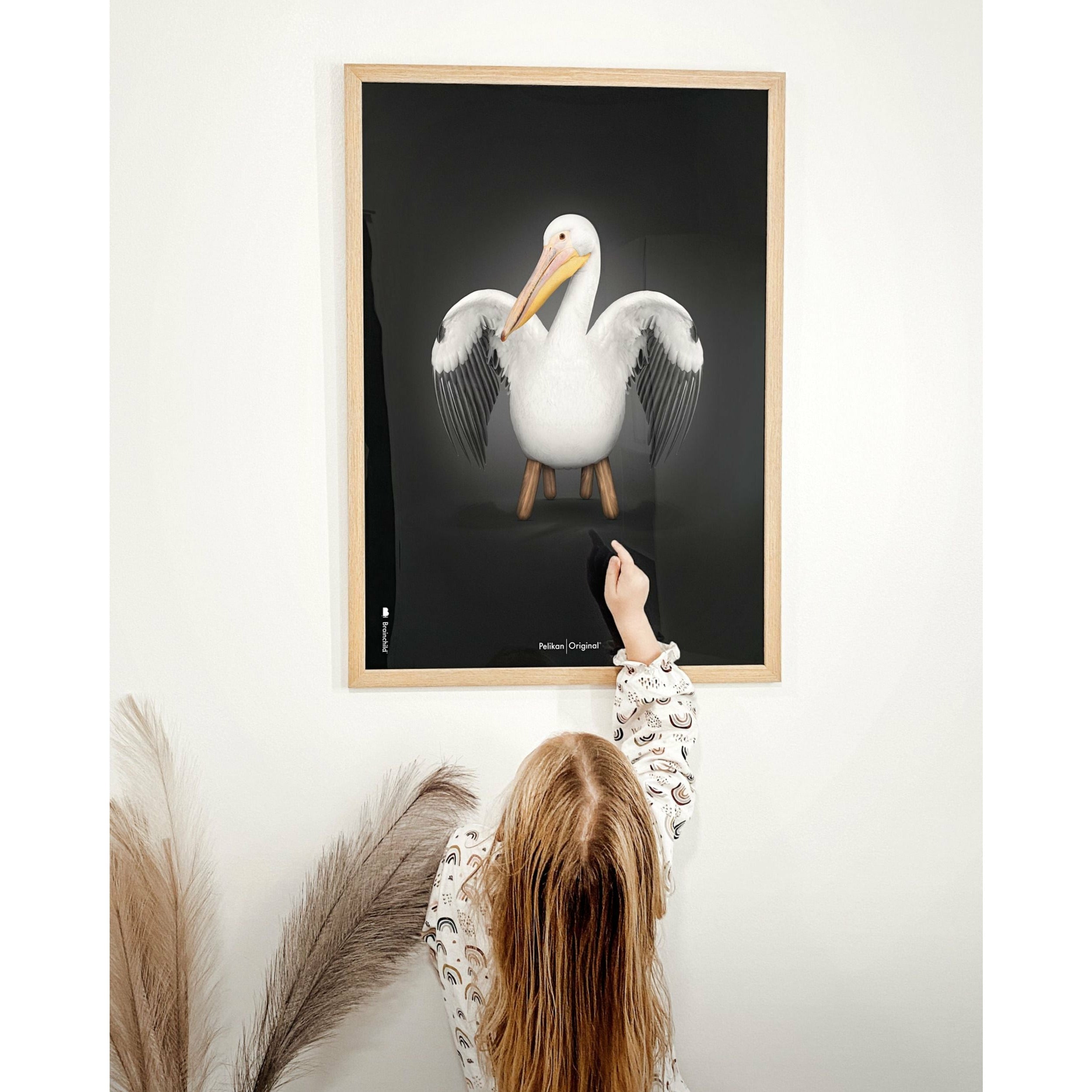 Brainchild Pelican Classic -affisch, mässingsfärgad ram 50x70 cm, svart bakgrund