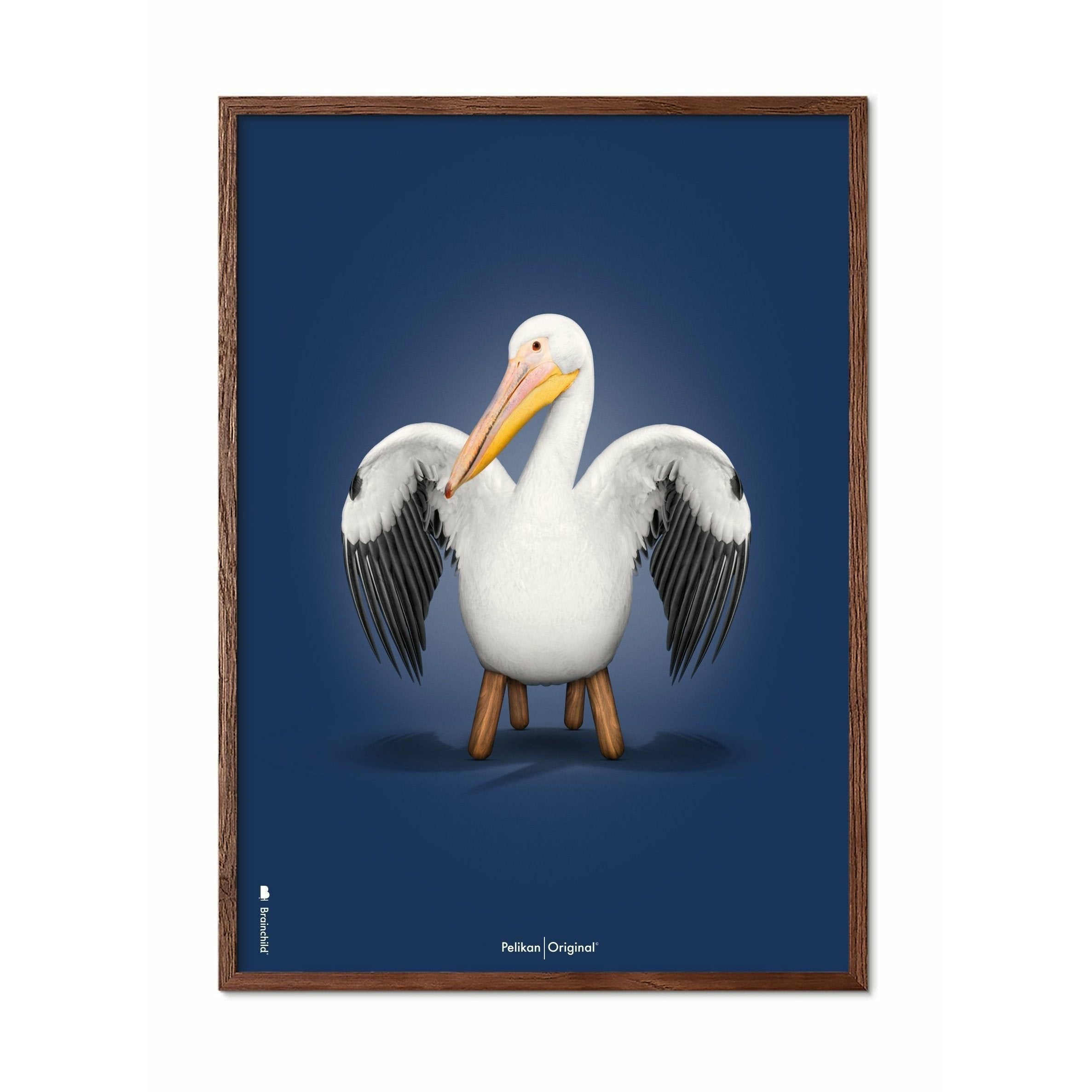 Brainchild Pelican Classic -affisch, ram i mörkt trä 30x40 cm, mörkblå bakgrund