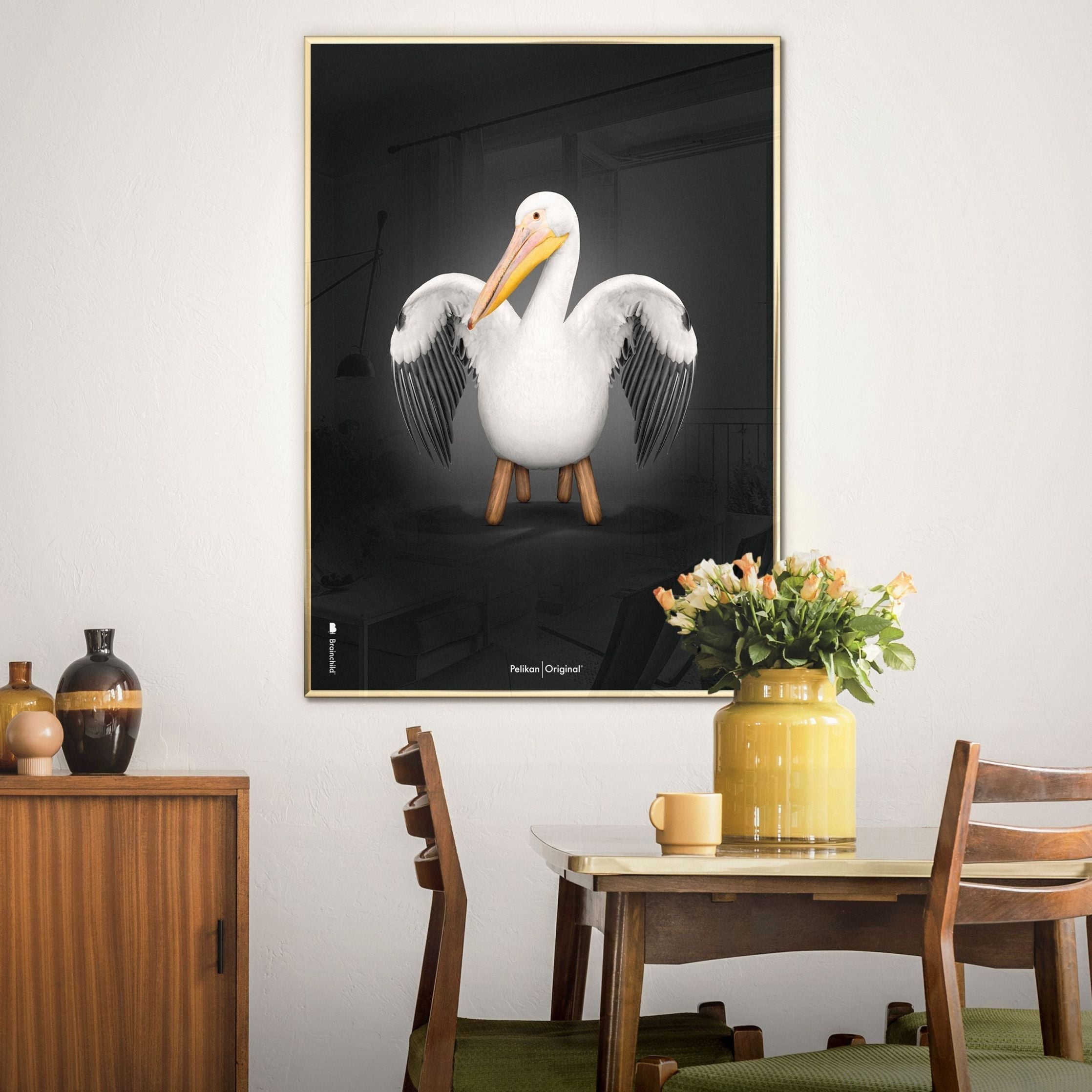 Brainchild Pelican Classic -affisch, ram i mörkt trä 30x40 cm, svart bakgrund