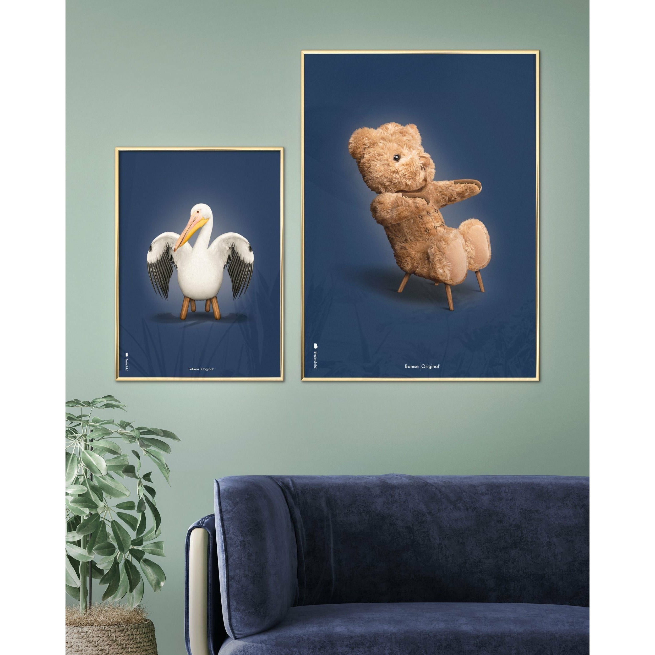 Brainchild Pelican Classic -affisch, ram i lätt trä 50x70 cm, mörkblå bakgrund