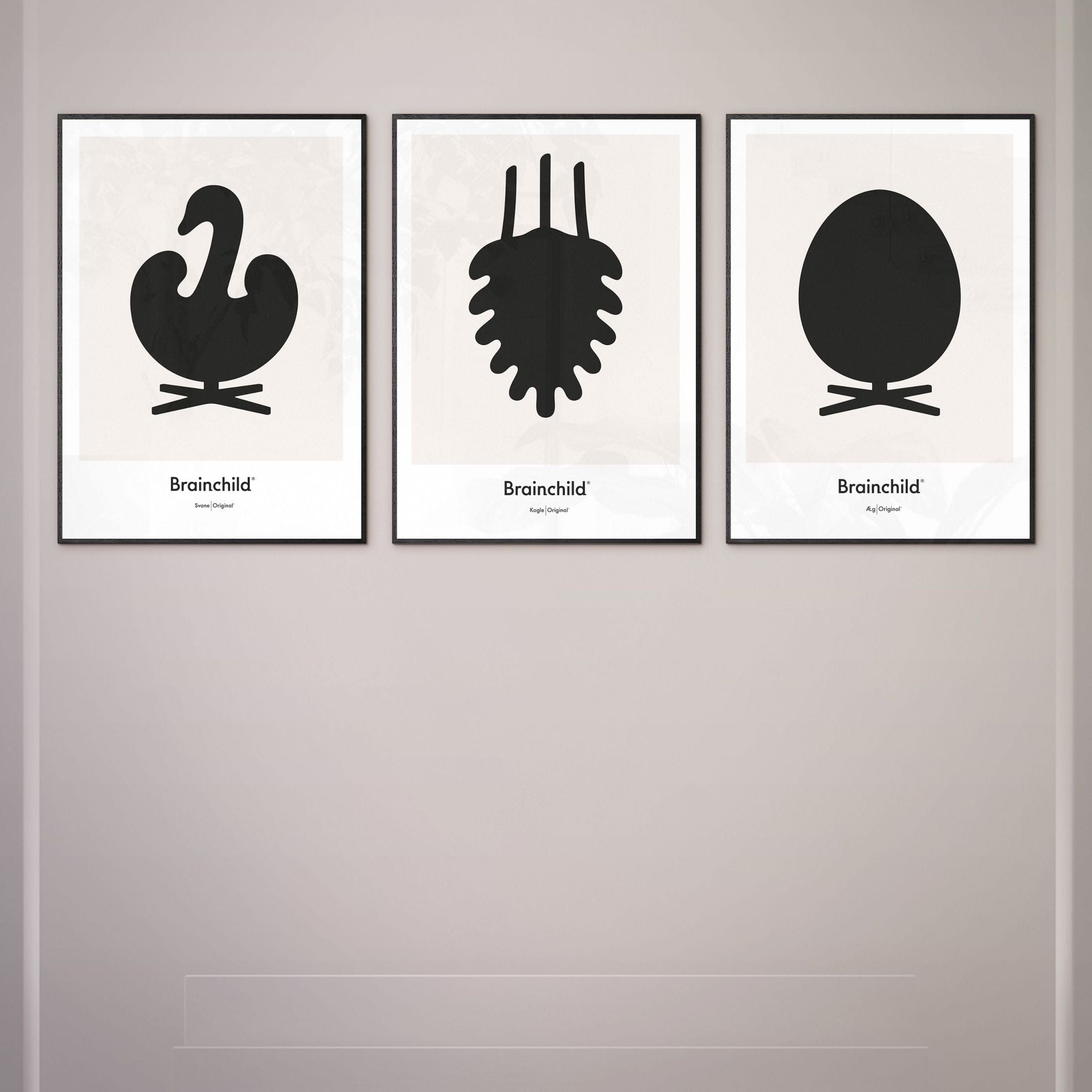 Brainchild Swan designikon affisch, ram i svart -målat trä 50x70 cm, grå