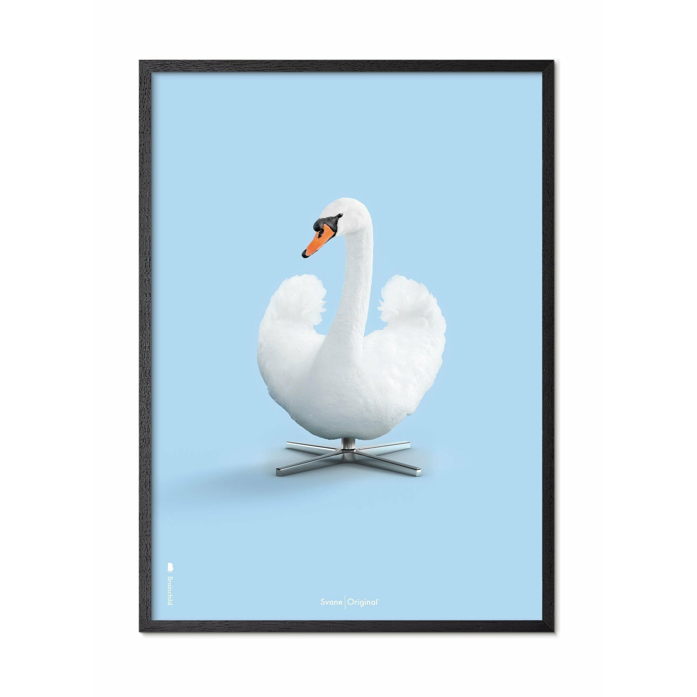 Brainchild Swan Classic Affisch, ram i svart -målat trä A5, ljusblå bakgrund