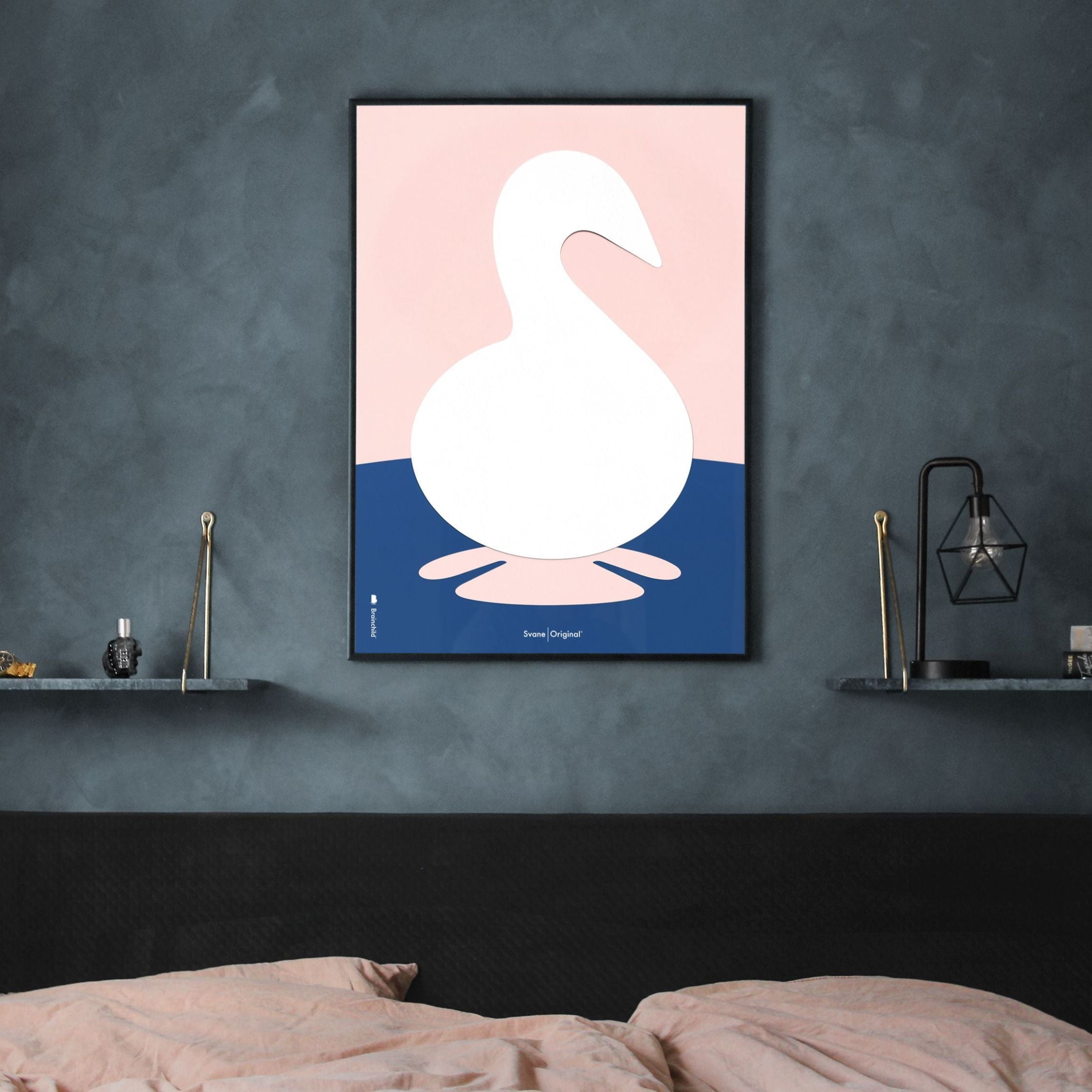 Brainchild Swan Paper Clip -affisch, ram i svart -målat trä 70x100 cm, rosa bakgrund