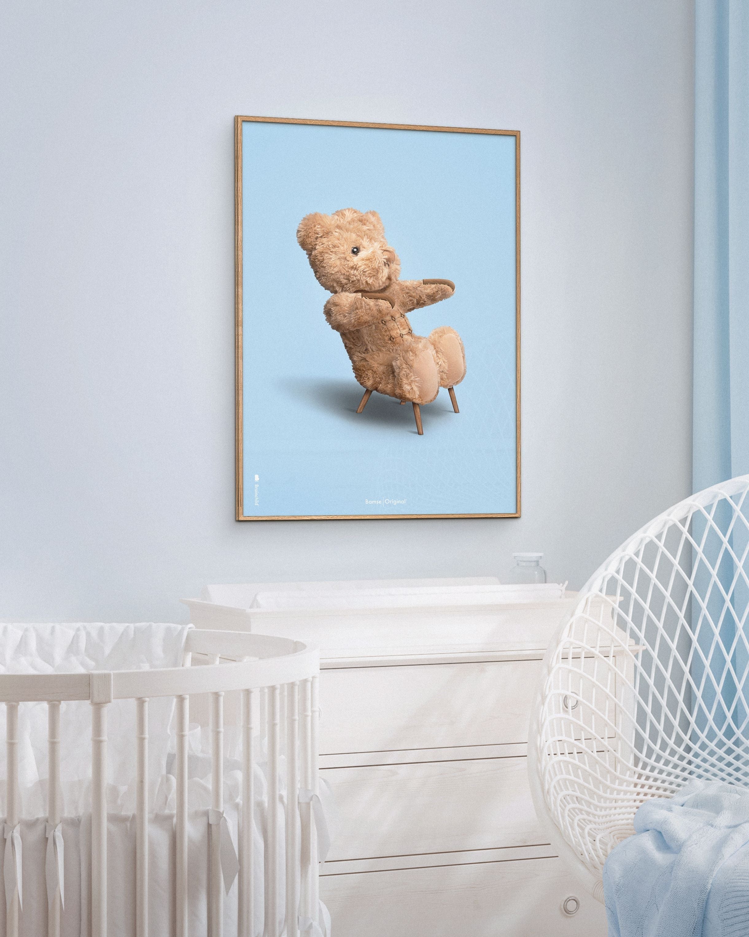 Brainchild Nallebjörn klassisk affisch mässing färgad ram 30x40 cm, ljusblå bakgrund