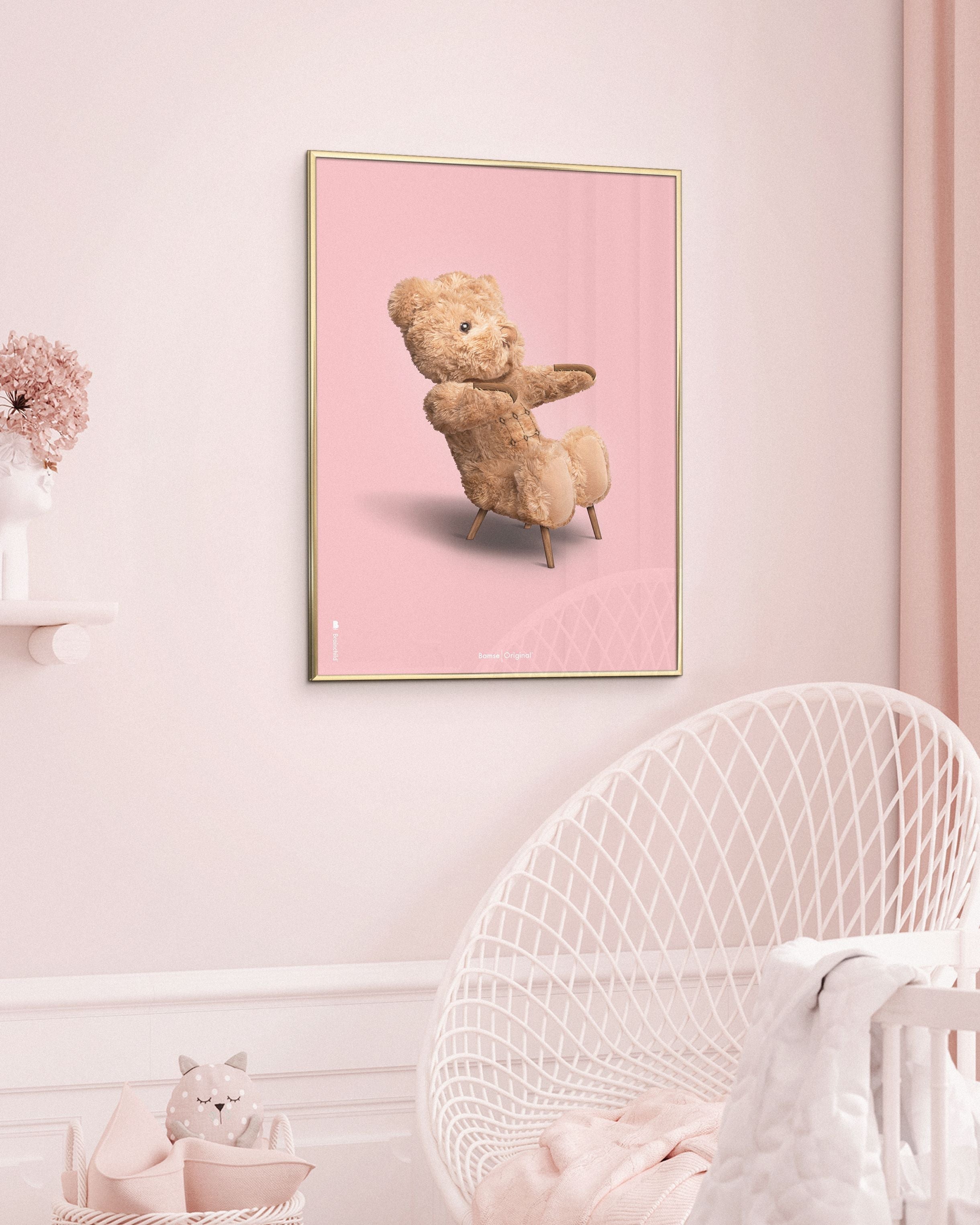 Brainchild Nallebjörn klassisk affisch mässing färgad ram 30x40 cm, rosa bakgrund