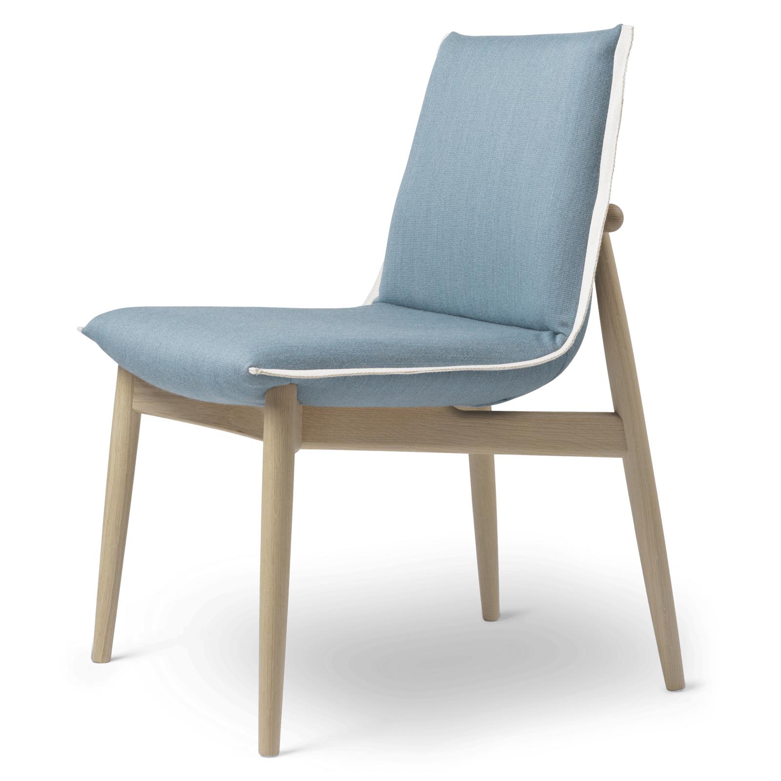 Carl Hansen E004 omfamna stol, vit oljad ek, ljusblå tyg