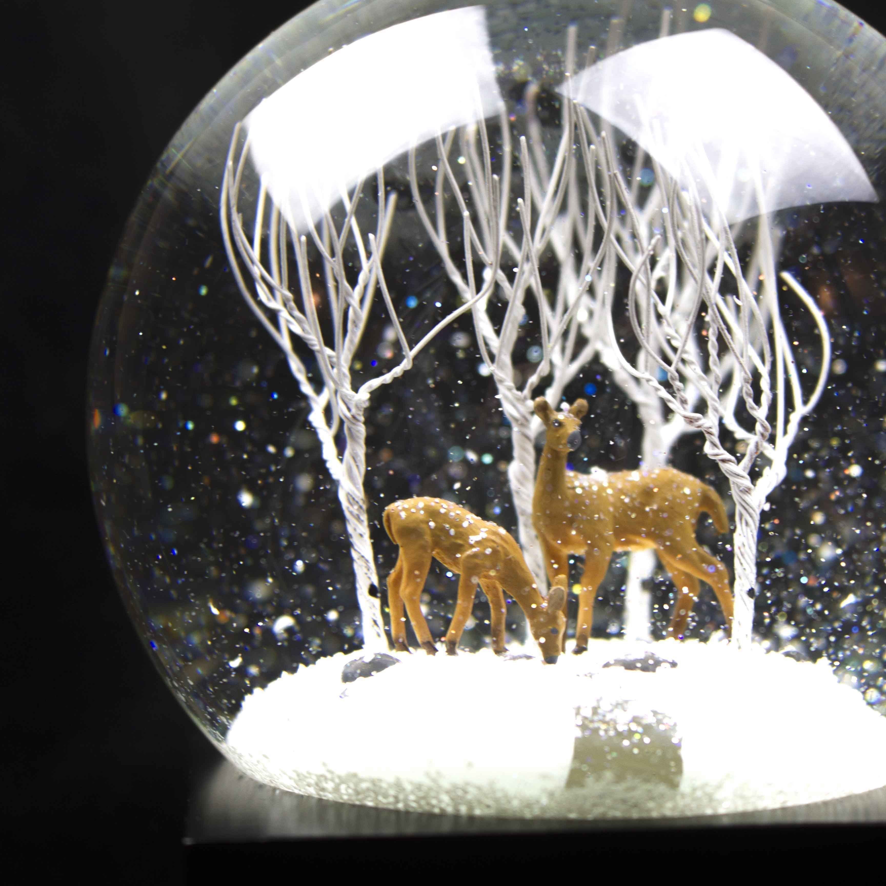 Cool Snow Globes Hjort i träens snöboll