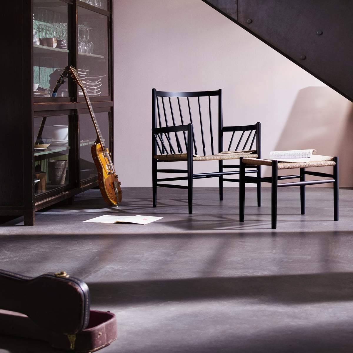 FDB Møbler J82 Lounge -stol, svart bok, naturlig flätning
