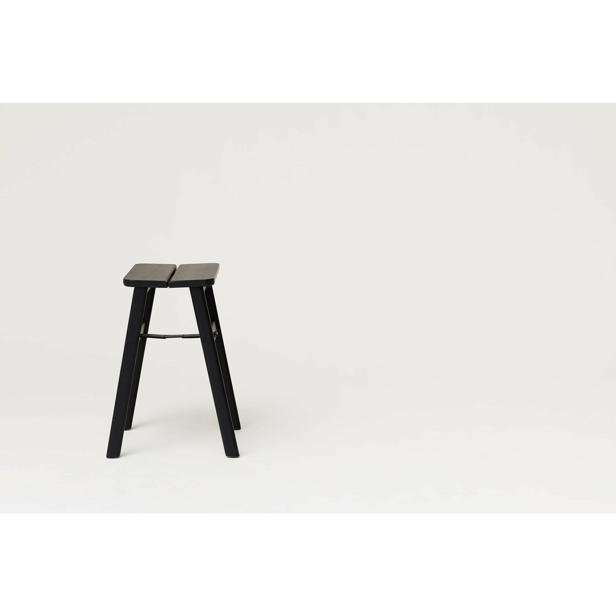 Form&Refine Vinkel vikbar pall, svart -färgad ek