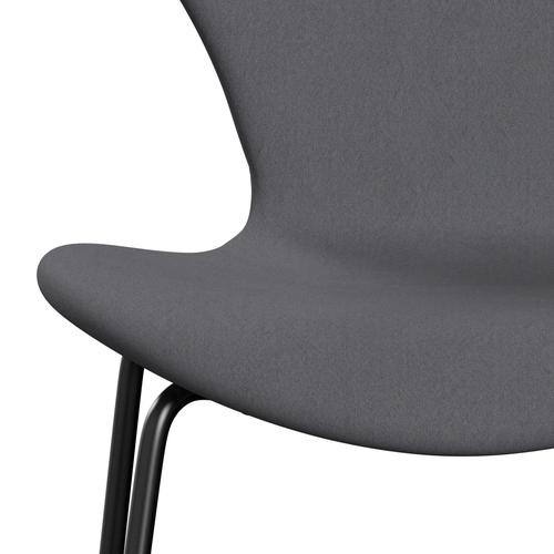 Fritz Hansen 3107 stol helt vadderad, svart/komfort grå (C01012)