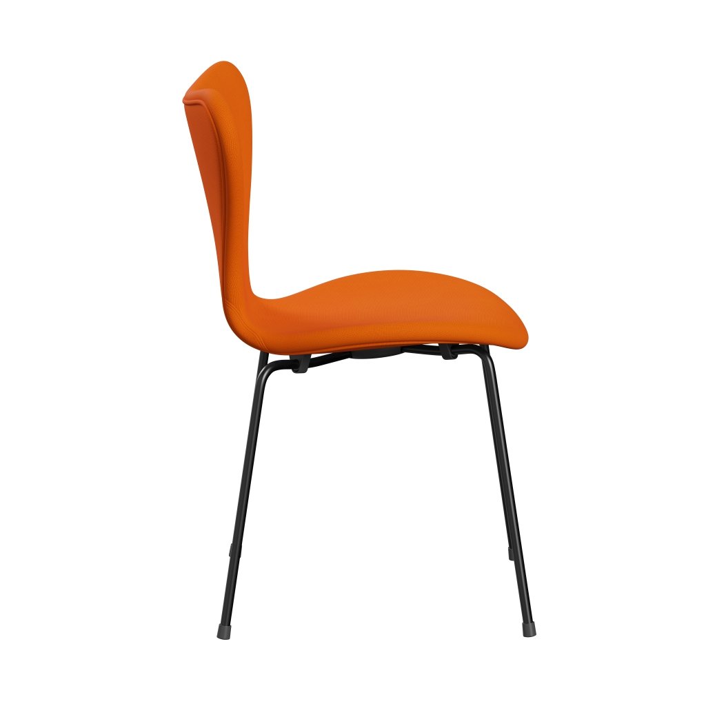 Fritz Hansen 3107 stol helt vadderad, svart/berömmelse orange (F63077)
