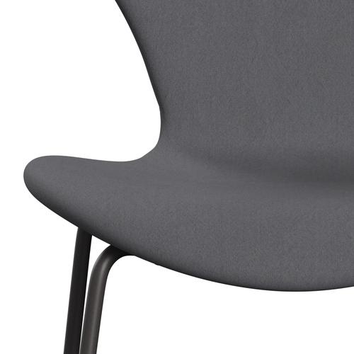 Fritz Hansen 3107 stol helt vadderad, varm grafit/komfortgrå (C01012)