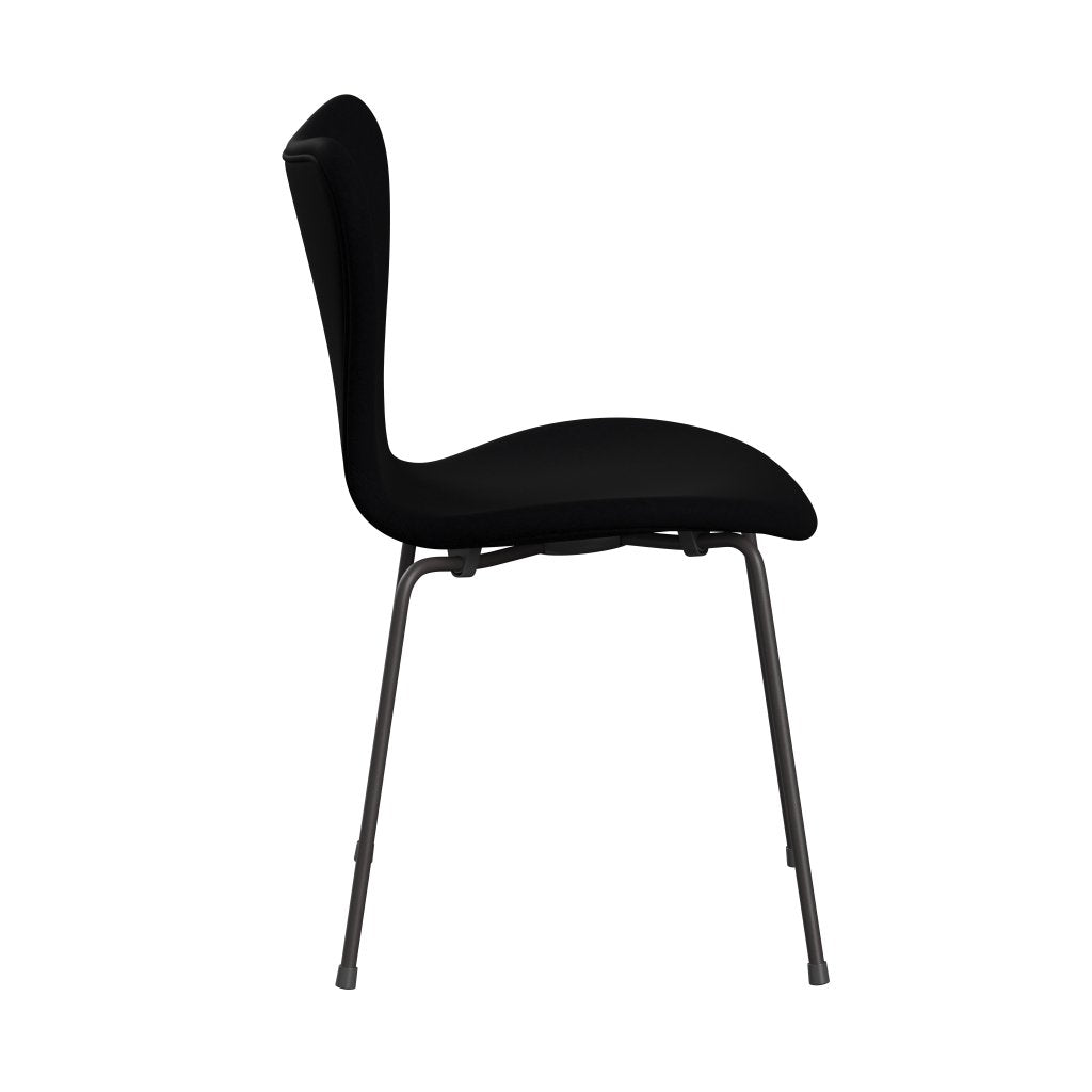 Fritz Hansen 3107 stol helt vadderad, varm grafit/komfort svart (C00050)