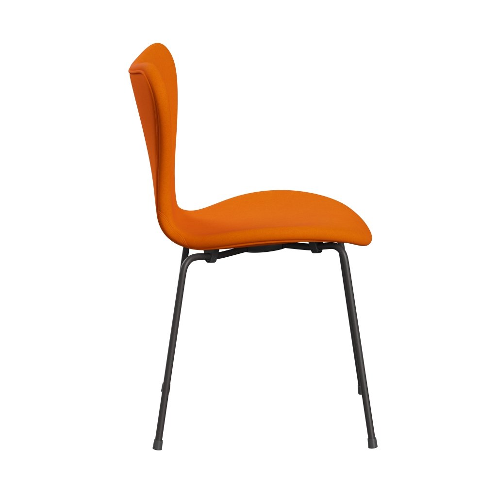 Fritz Hansen 3107 stol helt vadderad, varm grafit/divina mörk orange