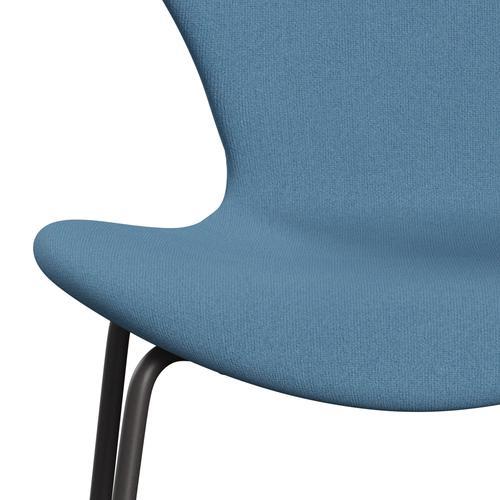 Fritz Hansen 3107 stol helt vadderad, varm grafit/tonus pastellblå