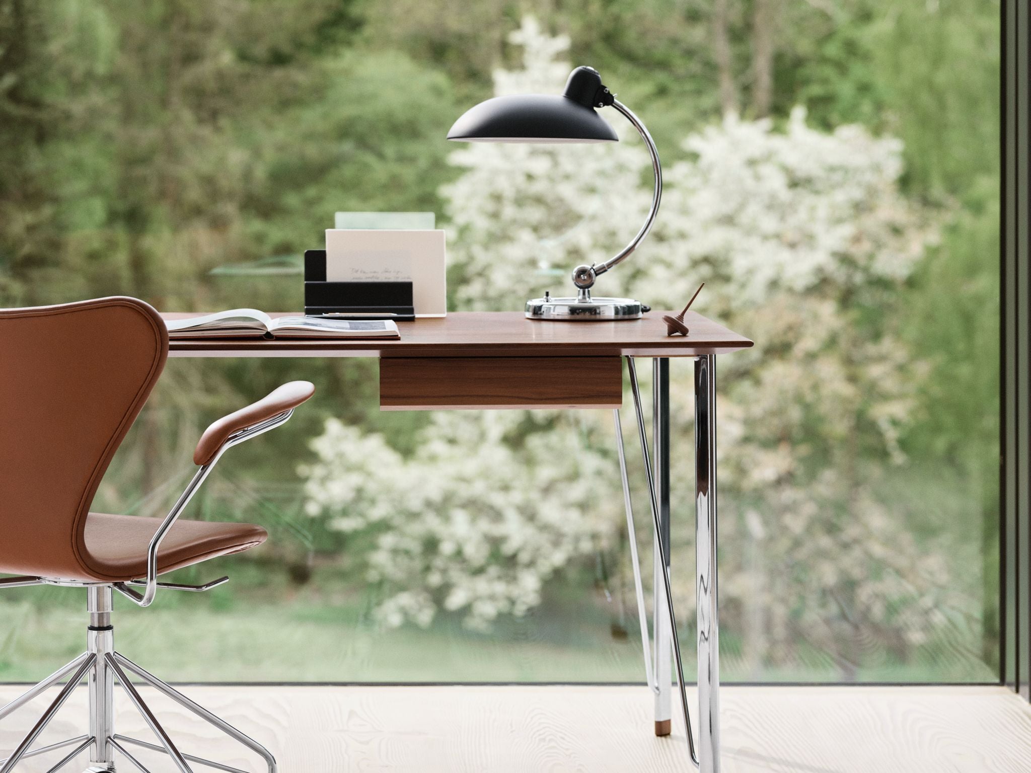 Fritz Hansen FH3605 Desk med låda, krom/lackerad valnöt