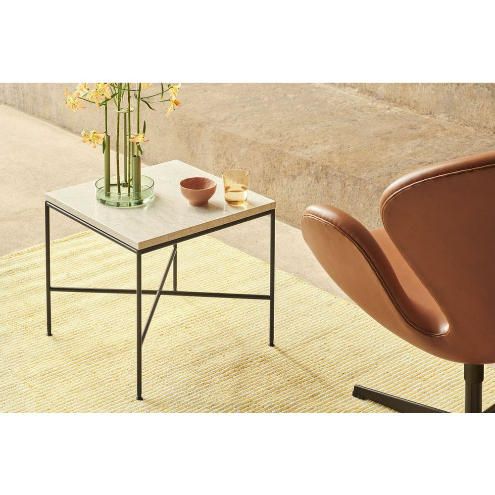 Fritz Hansen MC330 fyrkantig soffbord, gräddefärgad marmor