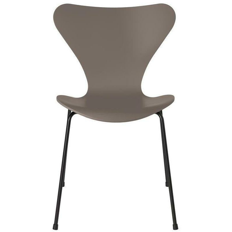 Fritz Hansen Serie 7 -stol lackerad djup lera skallig, svart ben