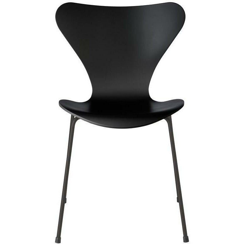 Fritz Hansen Serie 7 -stol lackerad svart skallig, varma grafitben