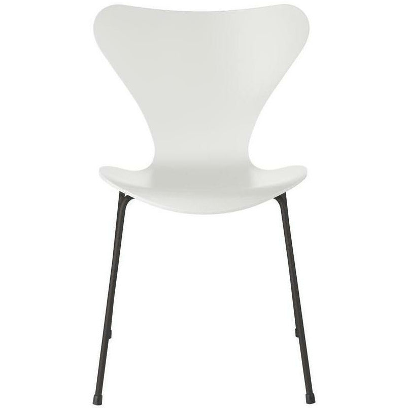Fritz Hansen Serie 7 -stol lackerad vit skallig, varma grafitben