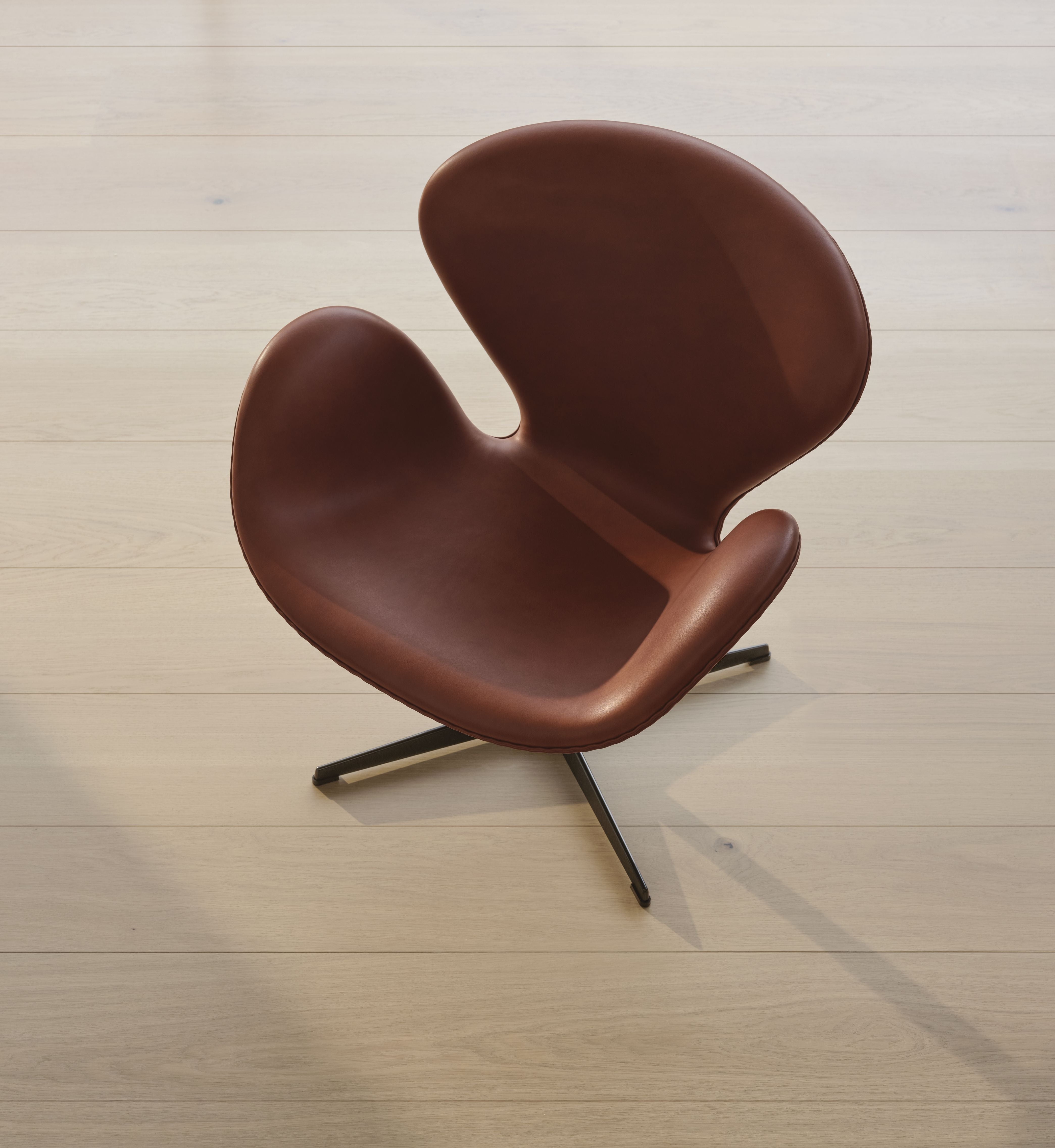 Fritz Hansen Swan Chair, Grace Chestnut Leather - Jubileumssamling