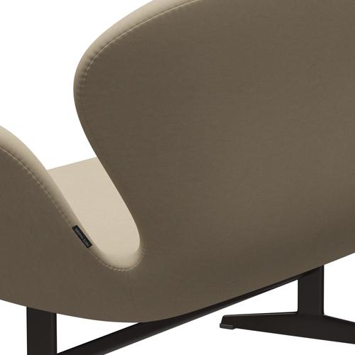 Fritz Hansen Svan soffa 2-personers, brun brons/komfortlätt sand (61002)