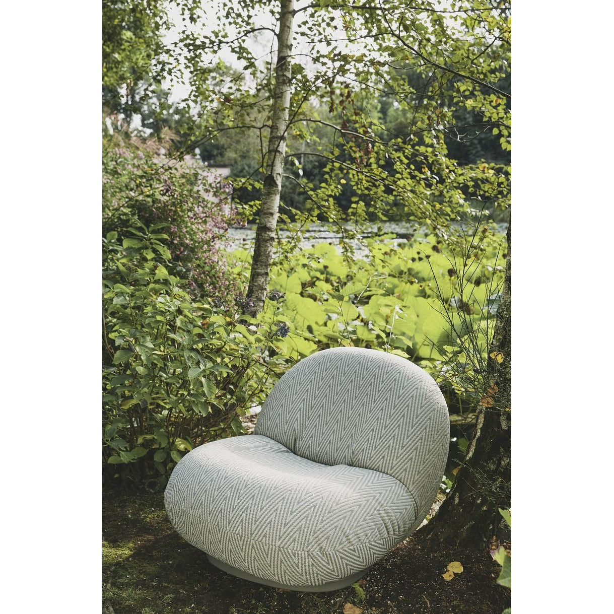 Gubi PACHA Outdoor Lounge Chair med svängbar bas helt vadderad, Chenille Special 008