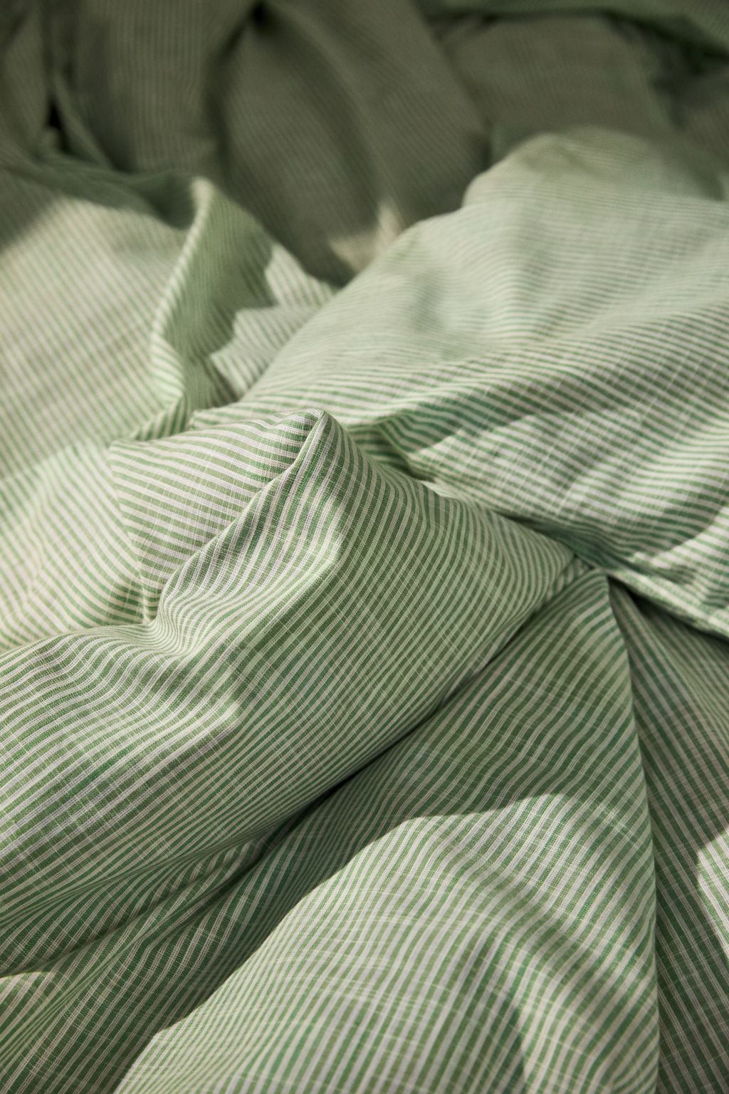 JUNA Monochrome Lines sängkläder 140x200 cm, grönt/vitt
