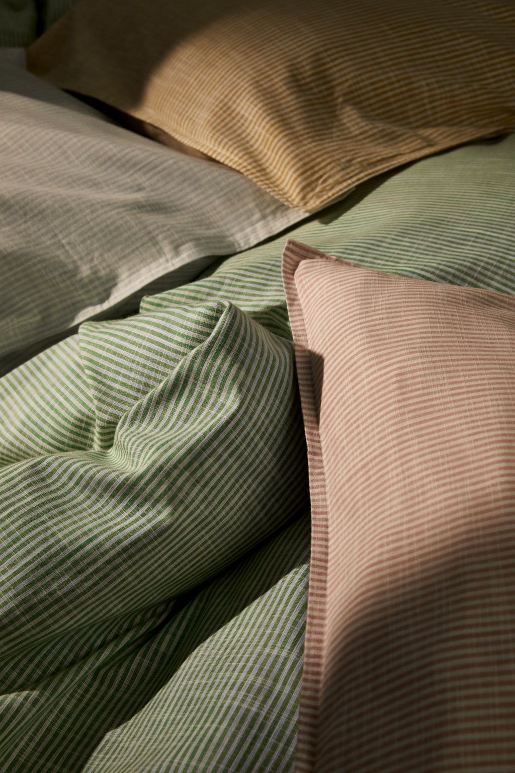 JUNA Monochrome Lines sängkläder 140x220 cm, grönt/vitt