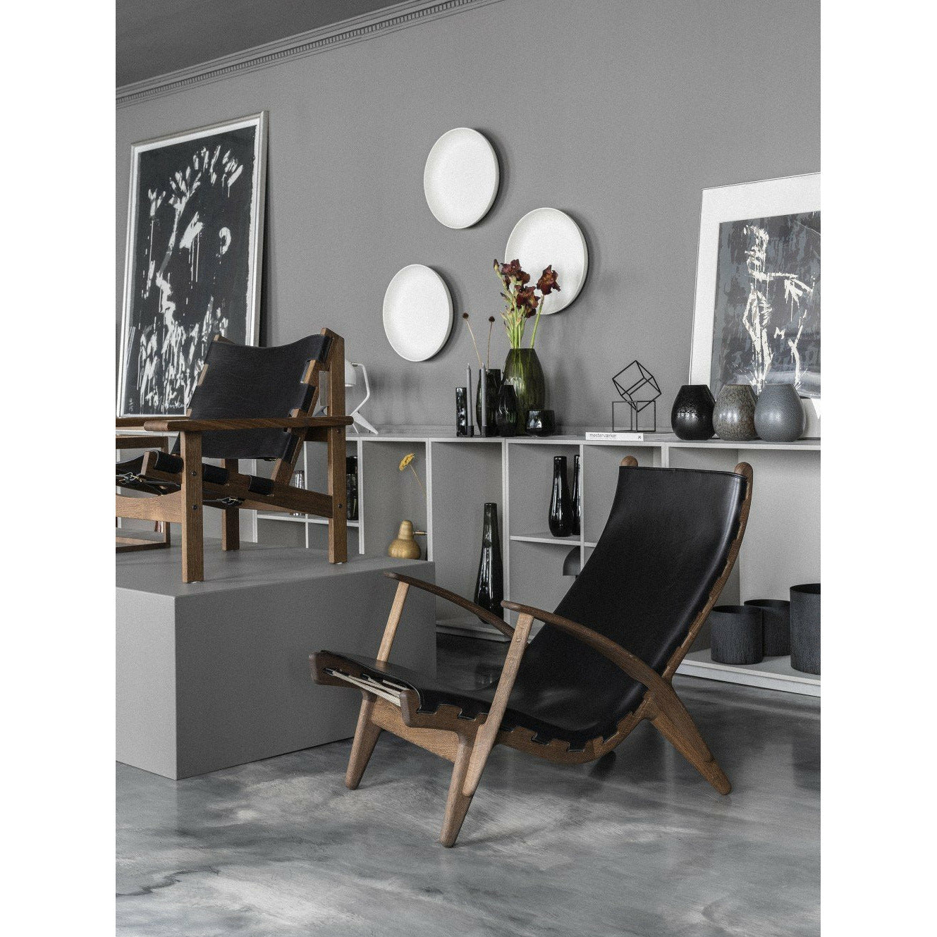 Klassik Studio PV kunglig stol svart -färgad ek, svart läder