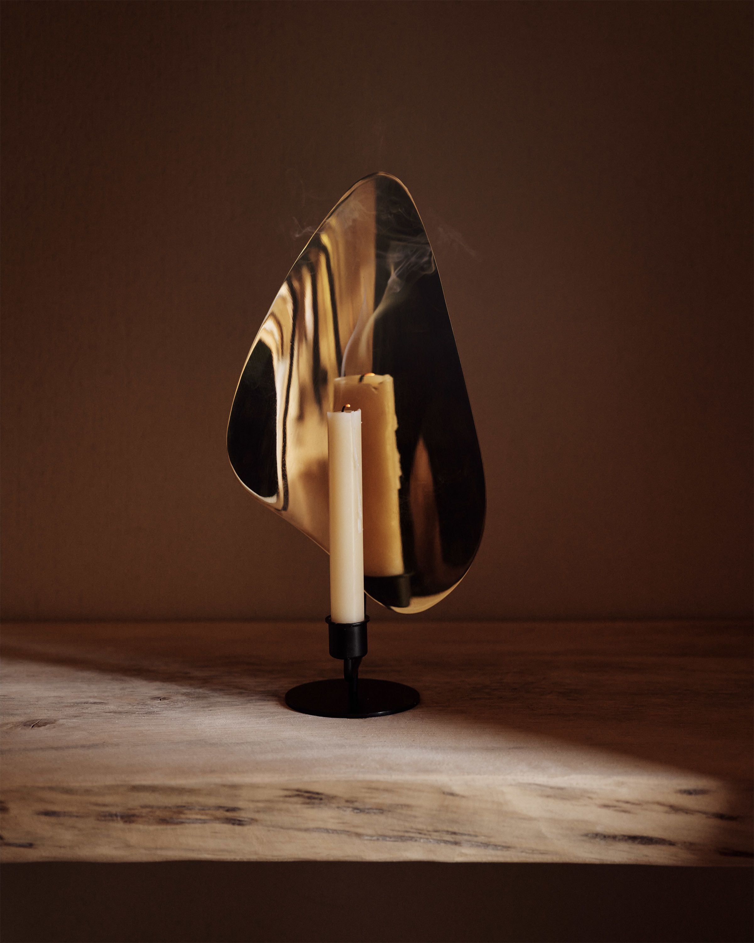 Audo Copenhagen Flambeau bordsljusstake 30 cm, svart/polerad mässing