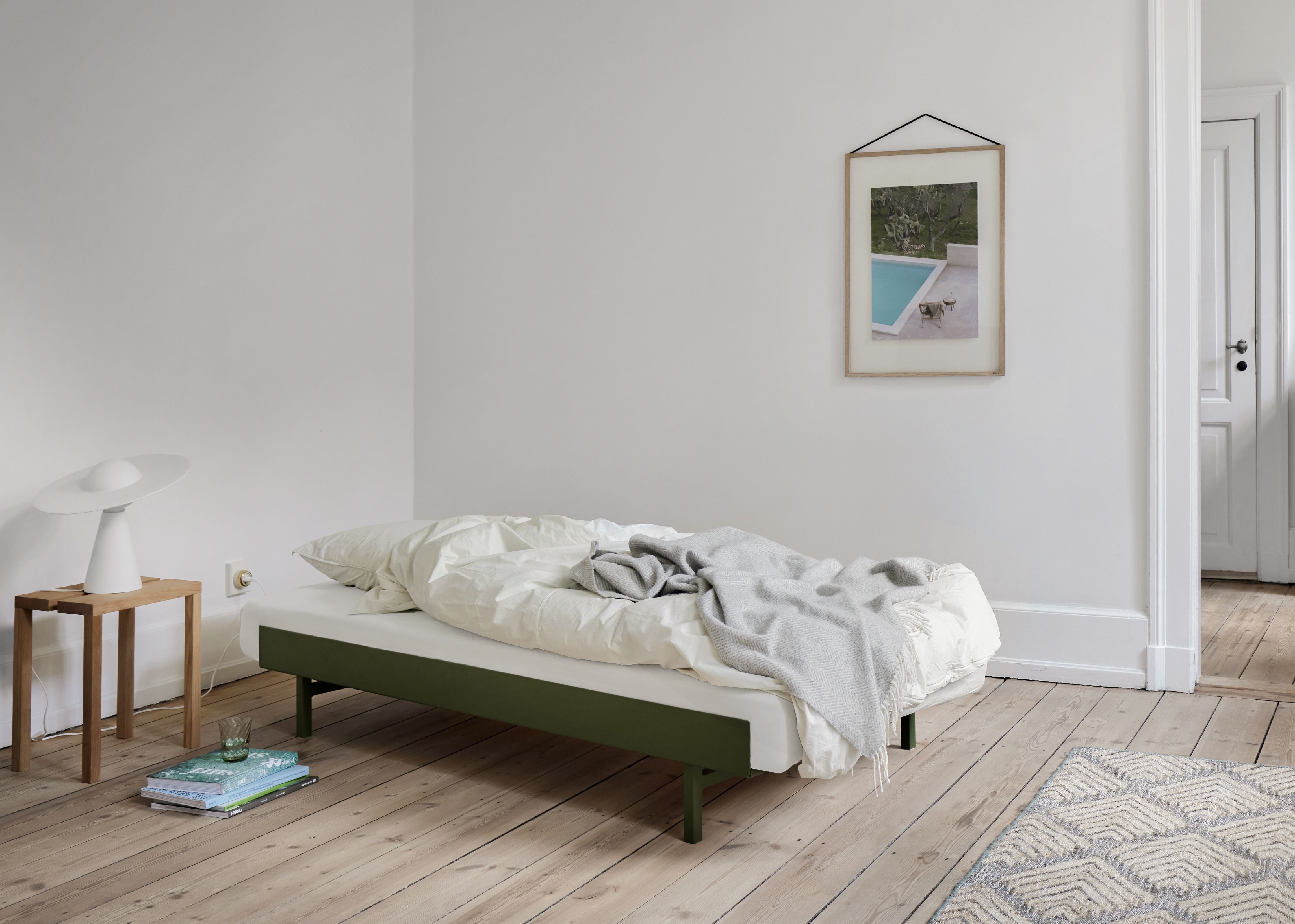 Moebe Säng med 1 sängbord 90-180 cm, tallgrön