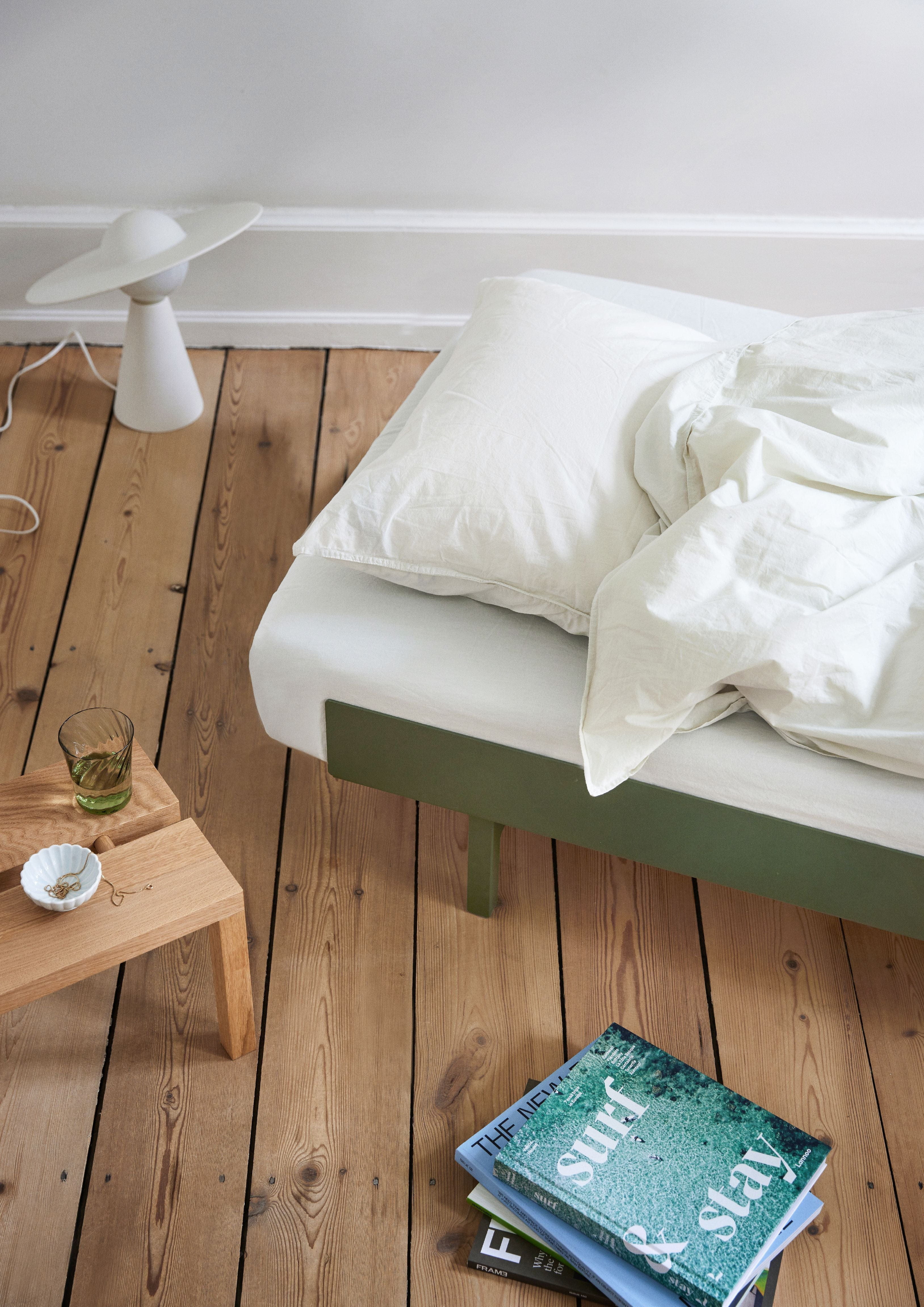Moebe Säng med 1 sängbord 90 cm, tallgrön