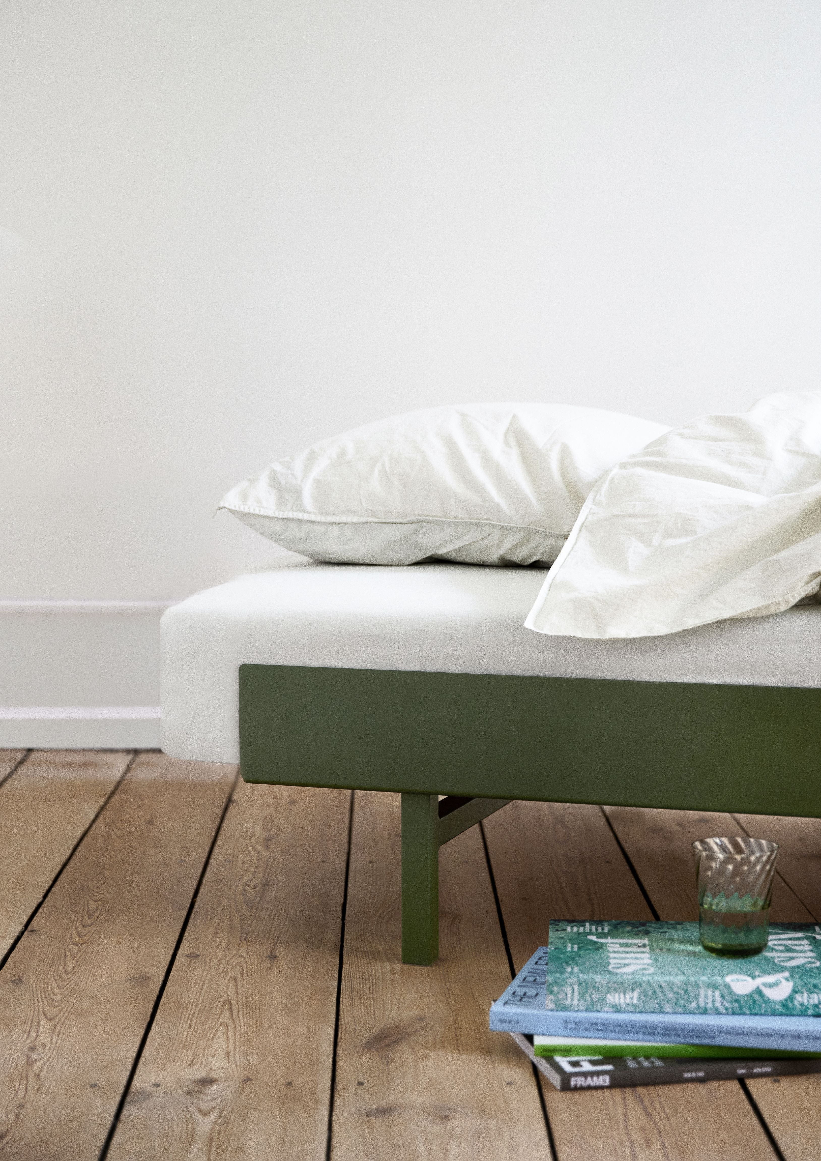 Moebe Säng med lameller 90 cm, tallgrön
