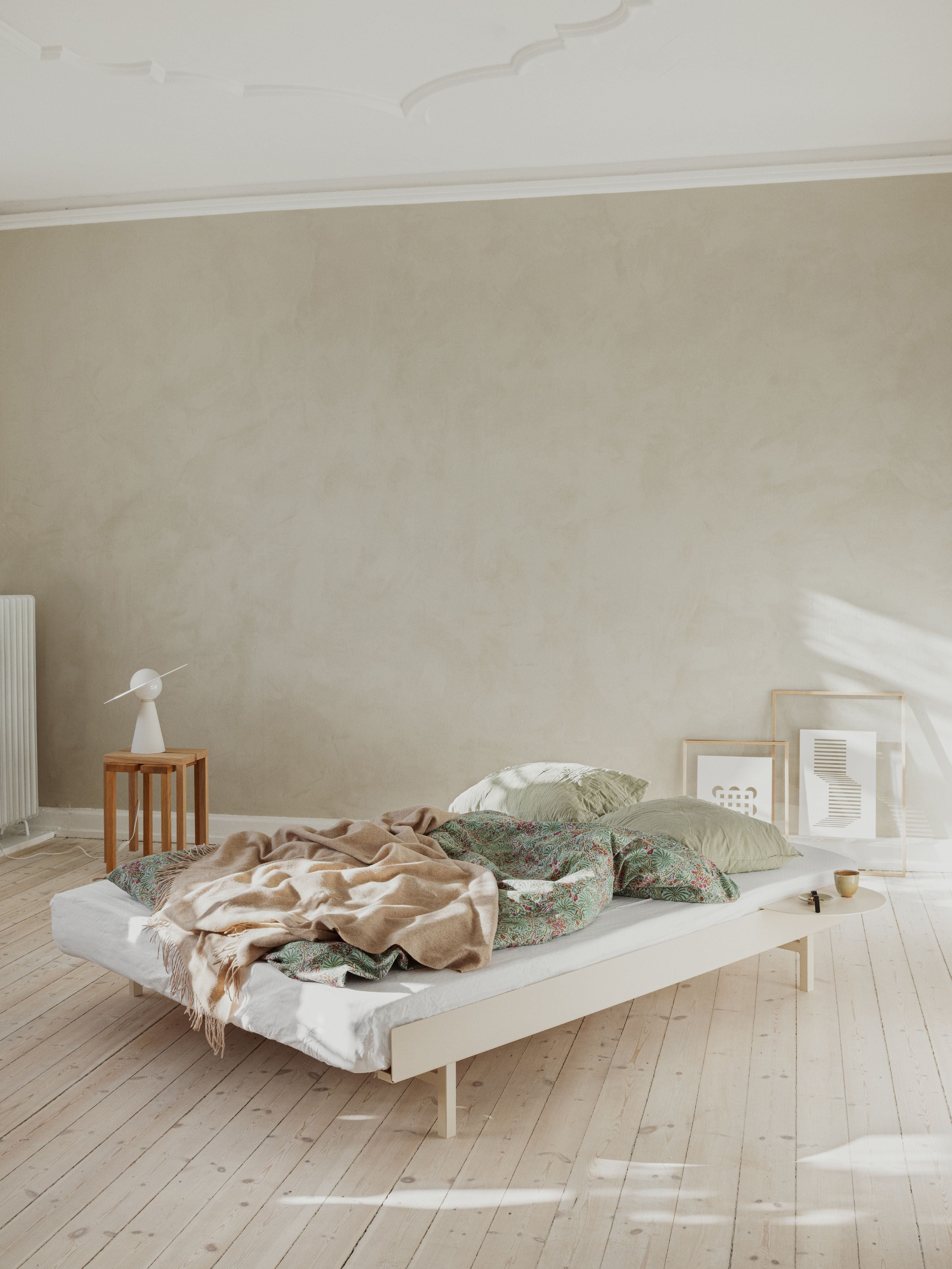 Moebe Säng med lameller och 2 sängbord 180 cm, sand