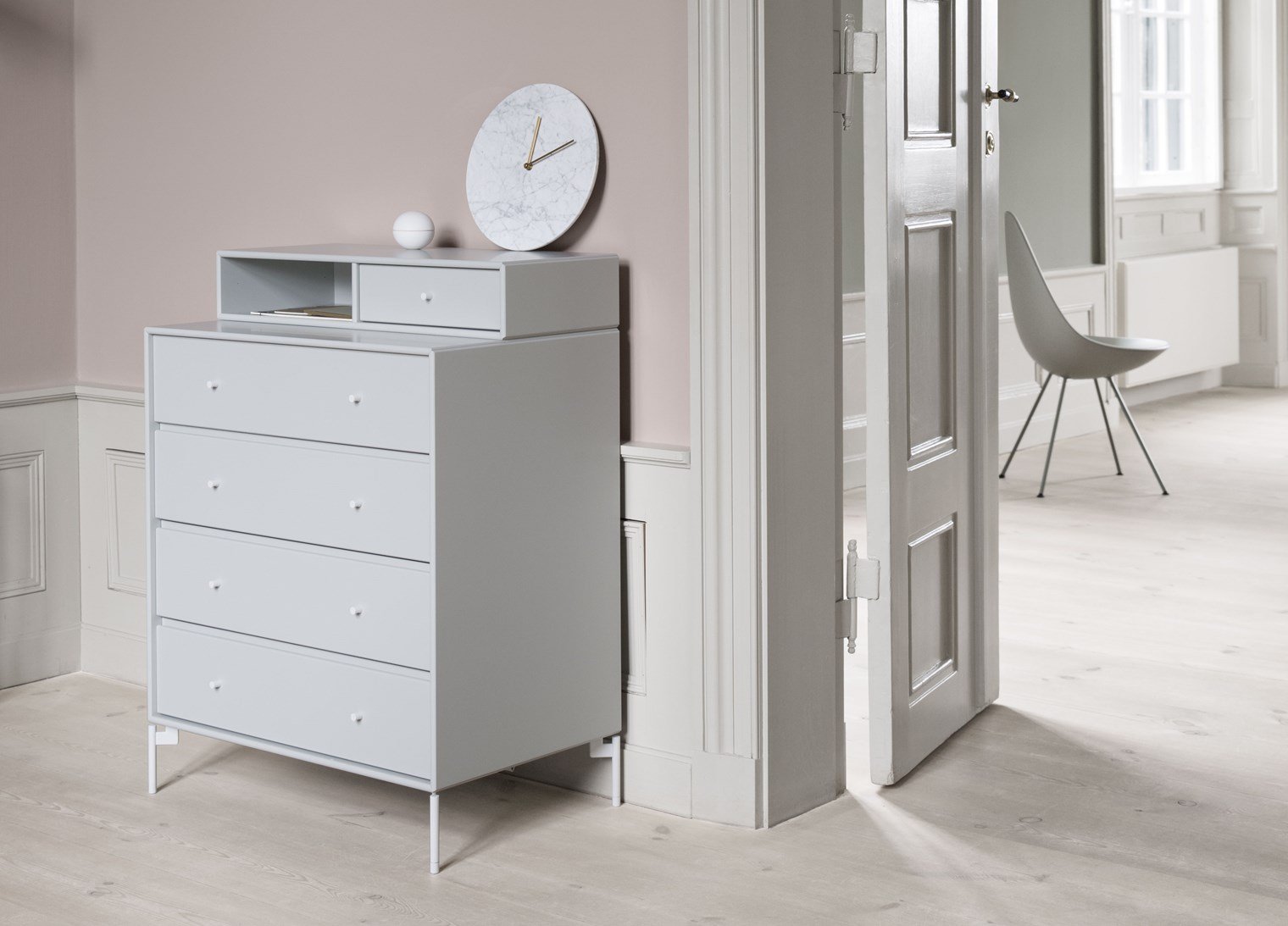 Montana Keep Bre of Drawers With Ben, Nordic White/Chrome Mat