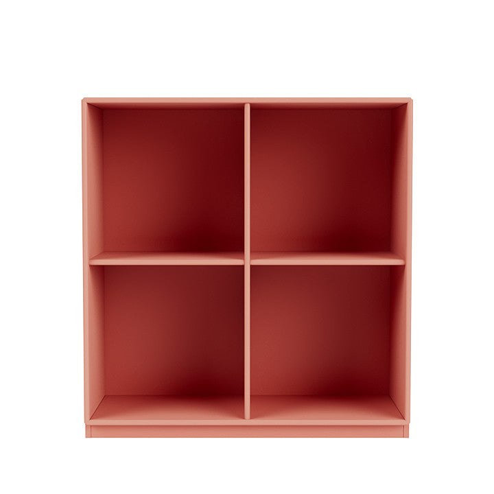 Montana Show bokhylla med 3 cm piedestal, rabarberröd