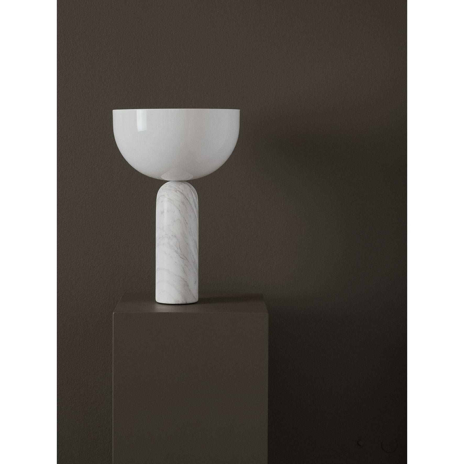 New Works Kizu bordslampa vit carrara marmor, stor